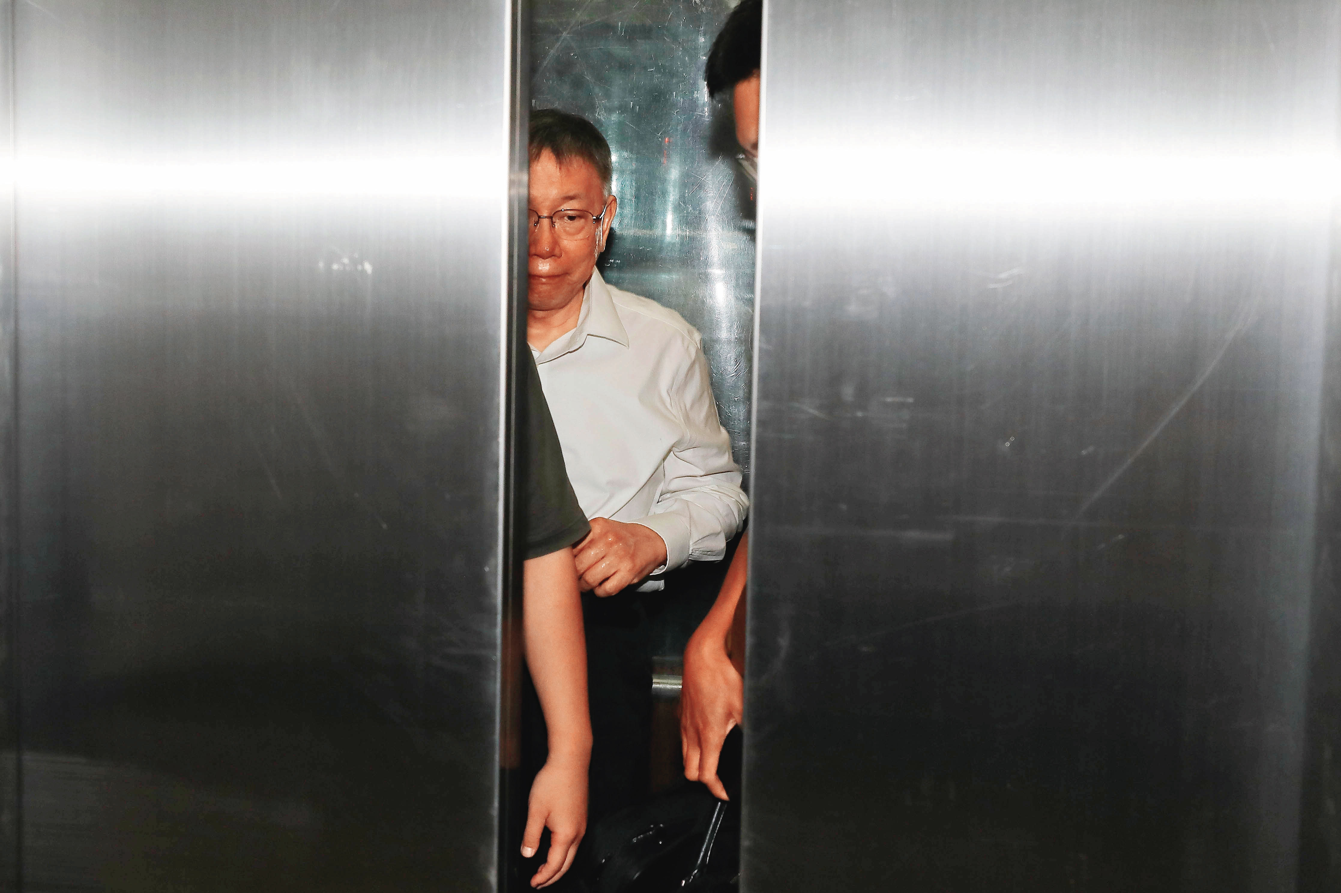 柯文哲對政治獻金假帳案及京華城案對外多稱不知情，但檢廉已戳破謊言，他將面臨漫長司法訴訟之路。