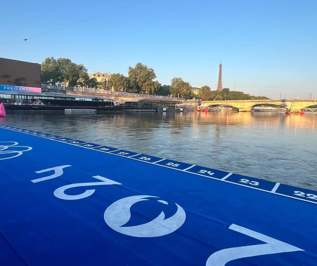 儘管法國政府投入14億歐元整治，塞納河水質問題仍難解。（翻攝IG@worldtriathlon）