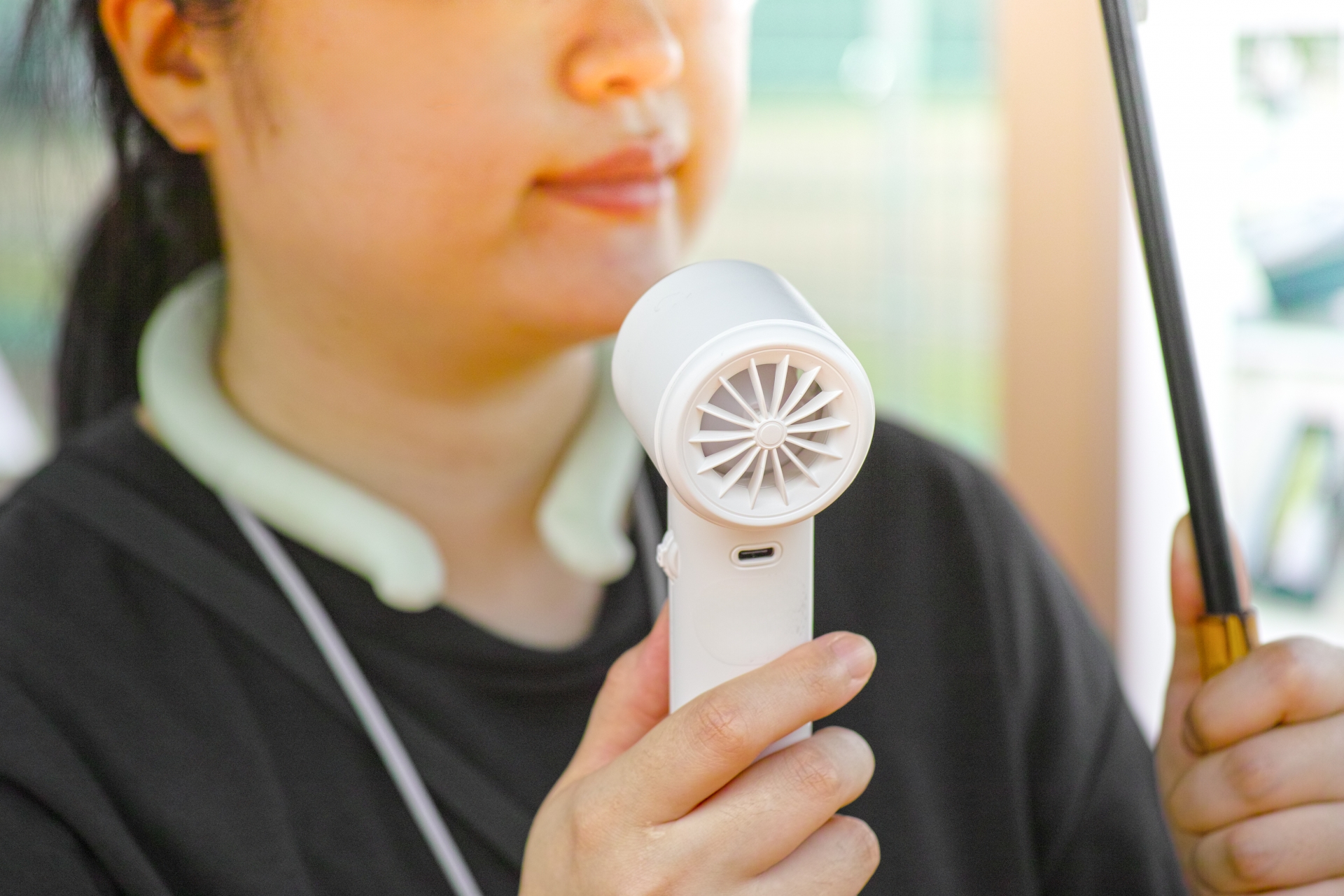 最近天氣炎熱，許多民眾會隨身攜帶手持電風扇消暑。（示意圖；翻攝自photo-ac）