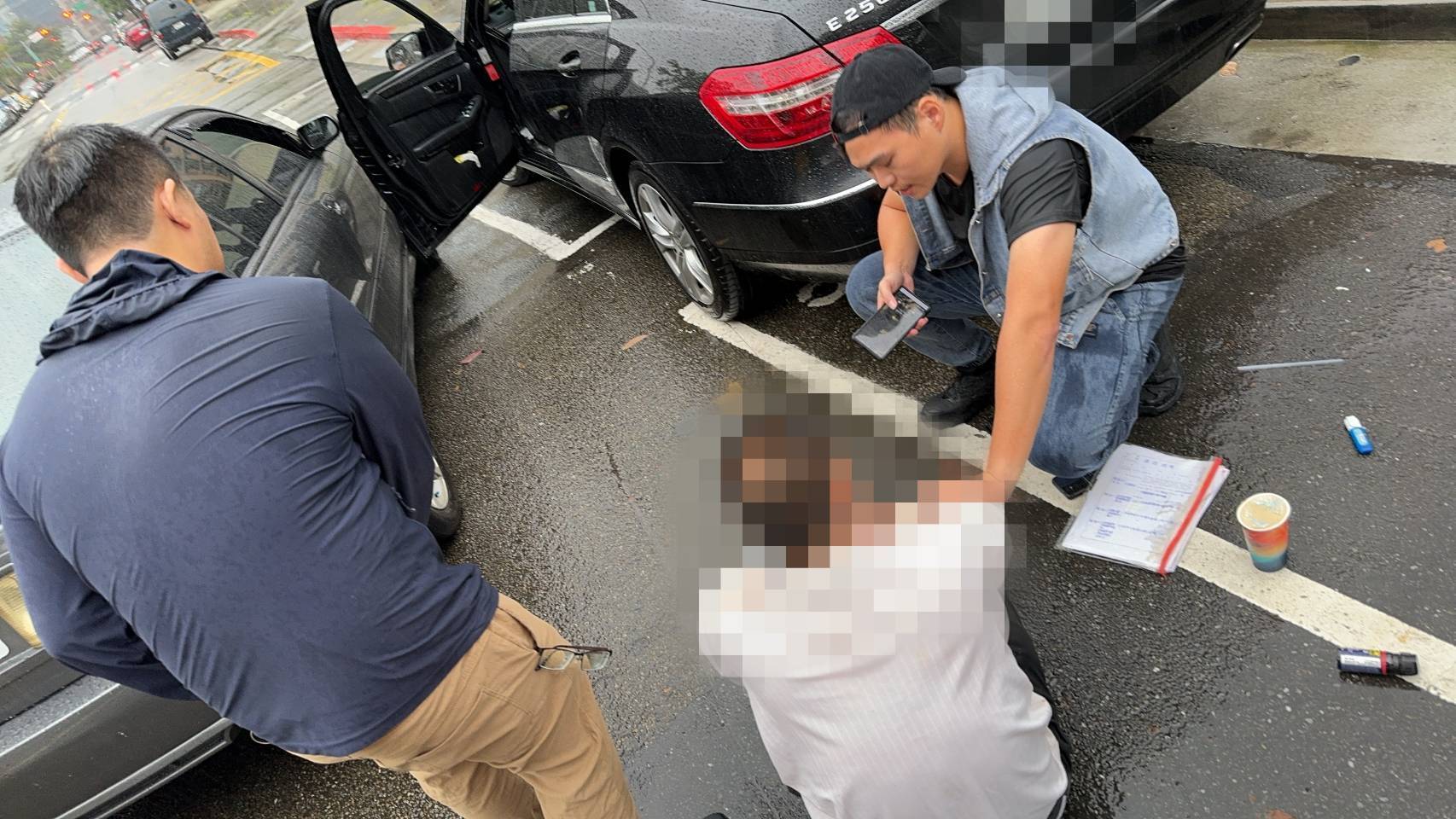 取款車手得知行跡敗露，駕駛賓士車脫逃，仍被警方噴辣椒水逮捕。（翻攝畫面）