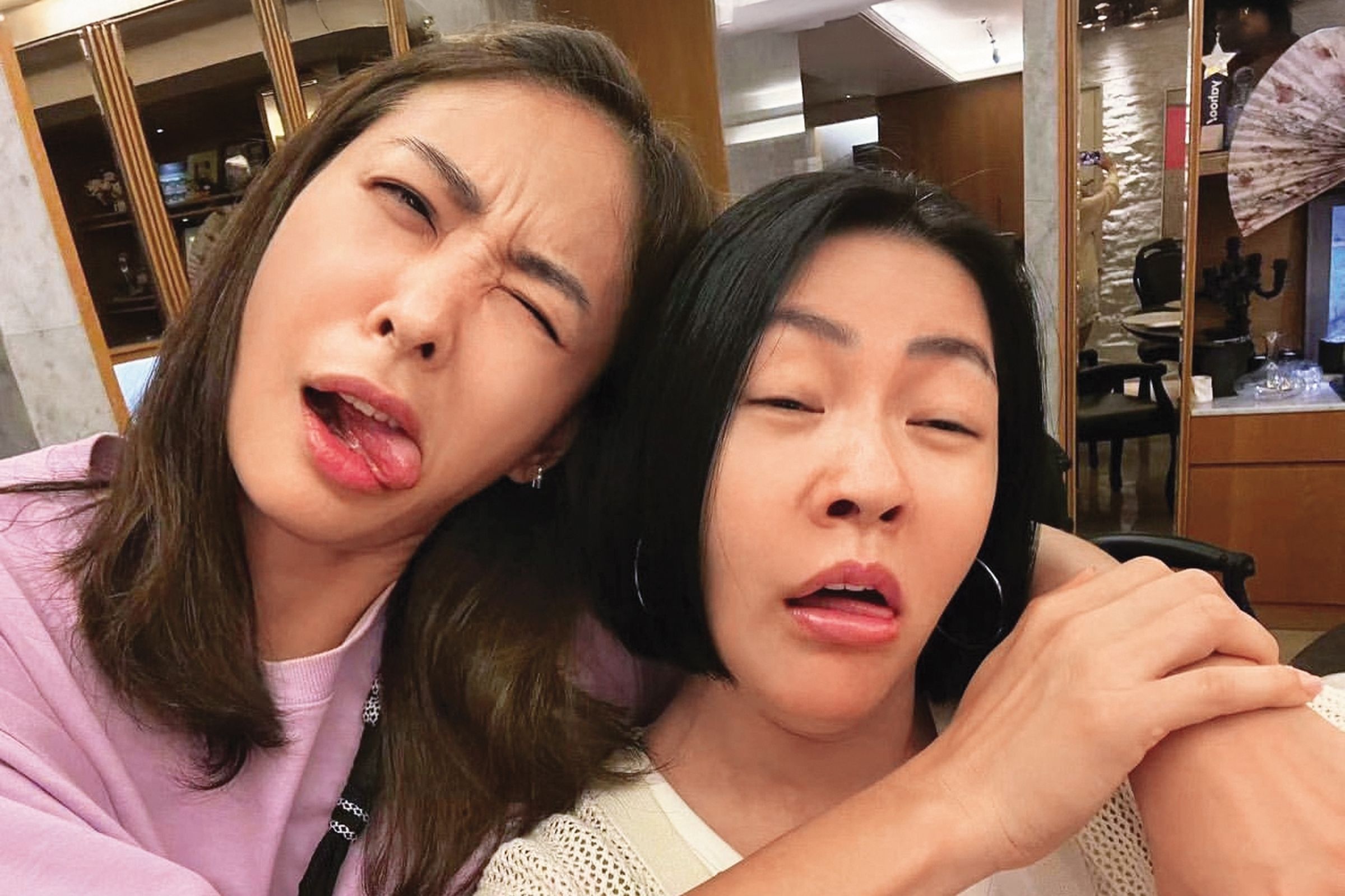 前年小S(右)和賈永婕(左)喝醉後一起扮鬼臉拍照。(翻攝自小S IG)