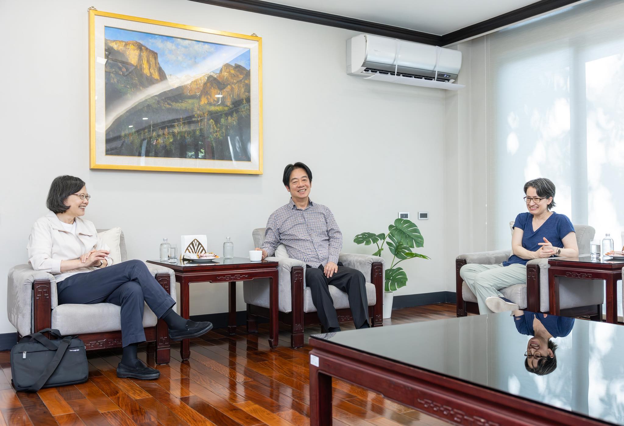 蔡英文昨天特地前往賴清德總統官邸，蕭美琴也到場相約見面。（翻攝自蔡英文臉書）