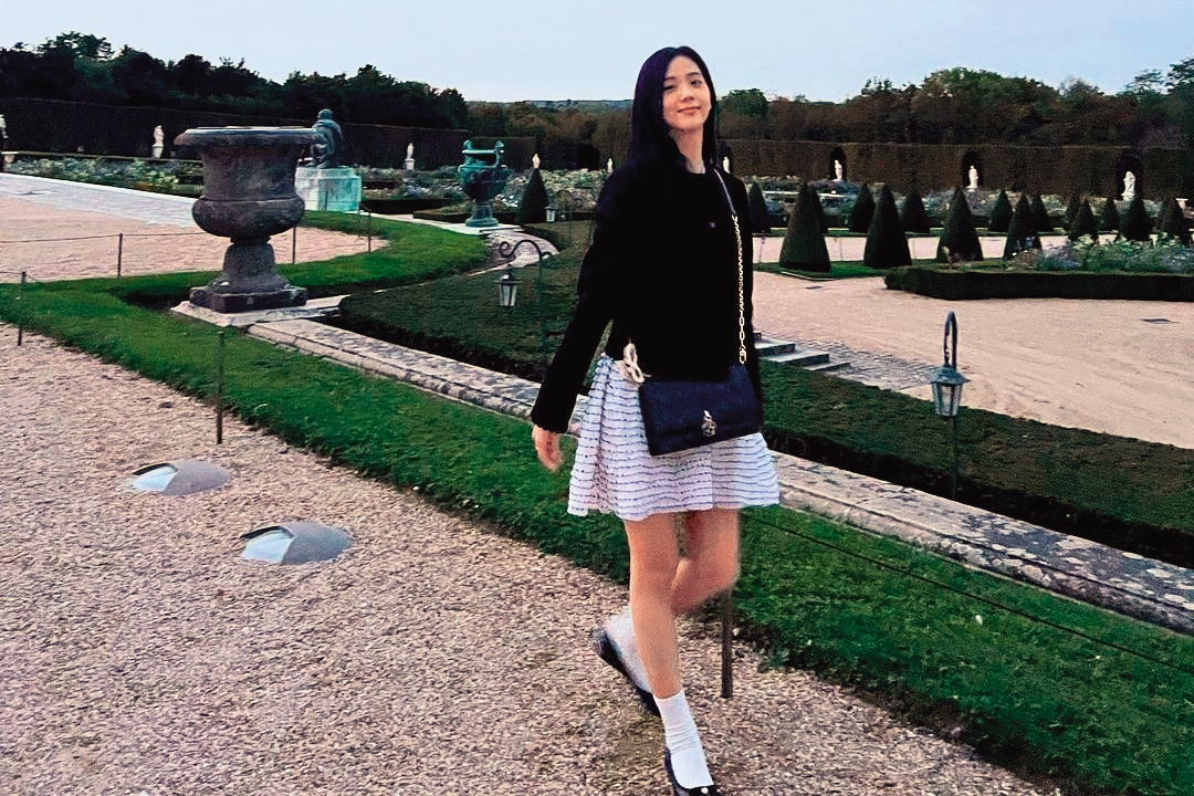 Jisoo在巴黎拍攝Miss DIOR包款穿搭。黑色籐格紋小羊皮提包 NT$125,000(翻攝自Jisoo IG)
