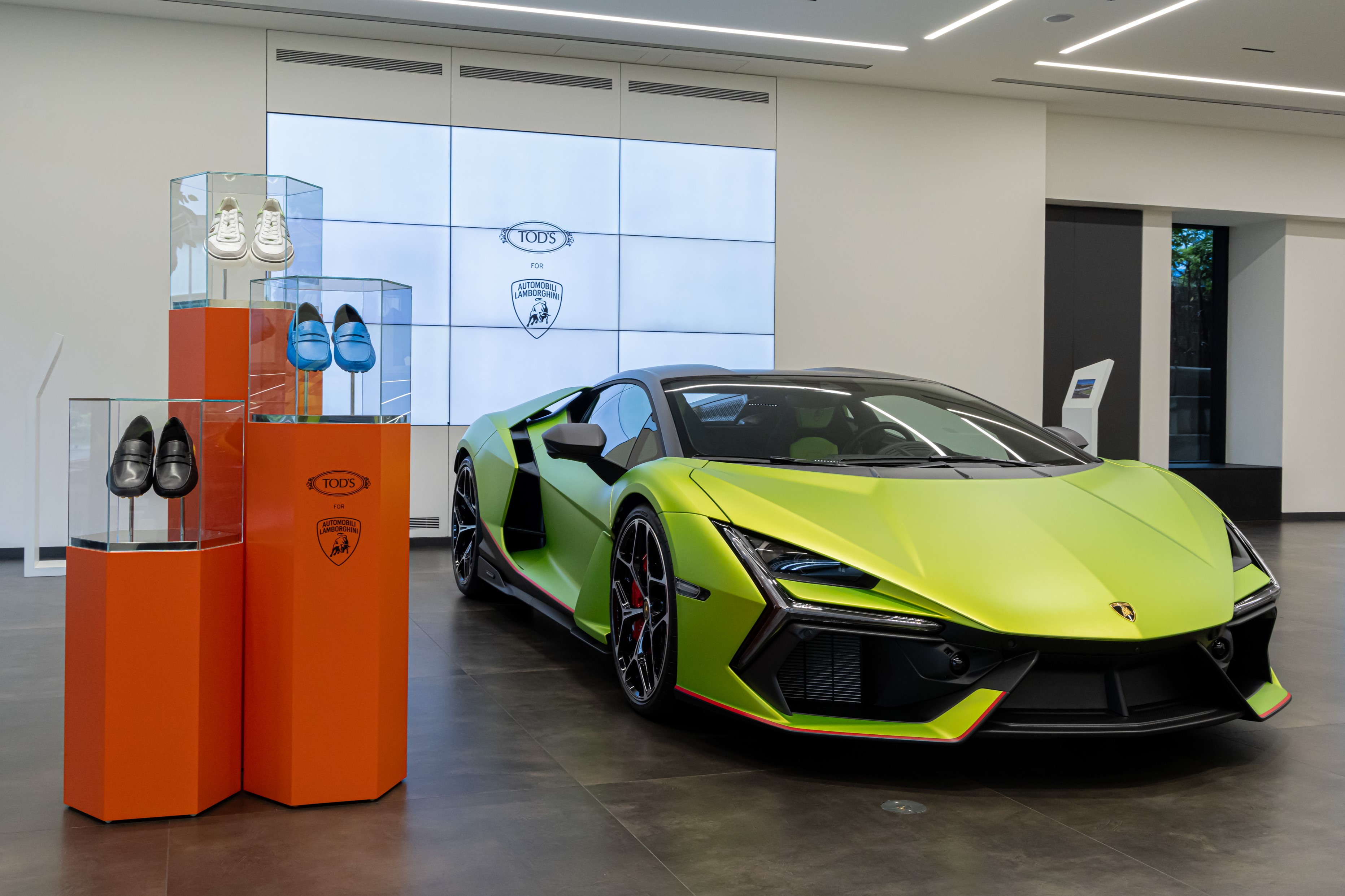 Lamborghini Taipei展示中心已經亮相合作合作鞋款。(迪生提供)