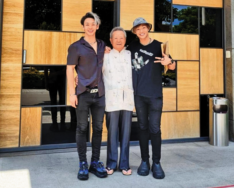 敏盛醫院創辦人楊敏盛（中）和一對金孫楊博翰（右）、楊博郁（左）。（翻攝自十一居士-楊敏盛臉書）