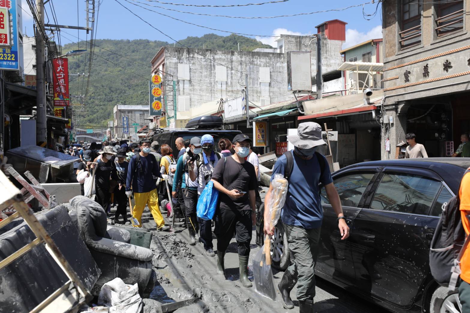 花蓮縣光復鄉持續清淤中，縣府今宣布將發給災民每戶5萬元。