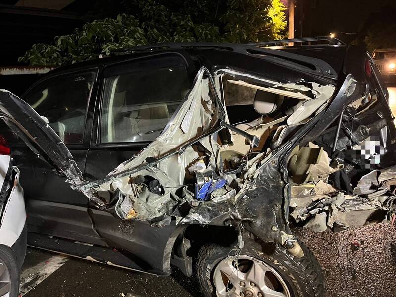 黑色轎車首當其衝，遭強大撞擊，後半部車身幾乎成了廢鐵。（翻攝畫面）