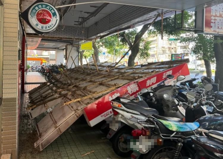 台北市士林區有間連鎖通訊行騎樓外，整片天花板突然掉落，讓多台機車被砸到。（翻攝自●【爆料公社二社】●）