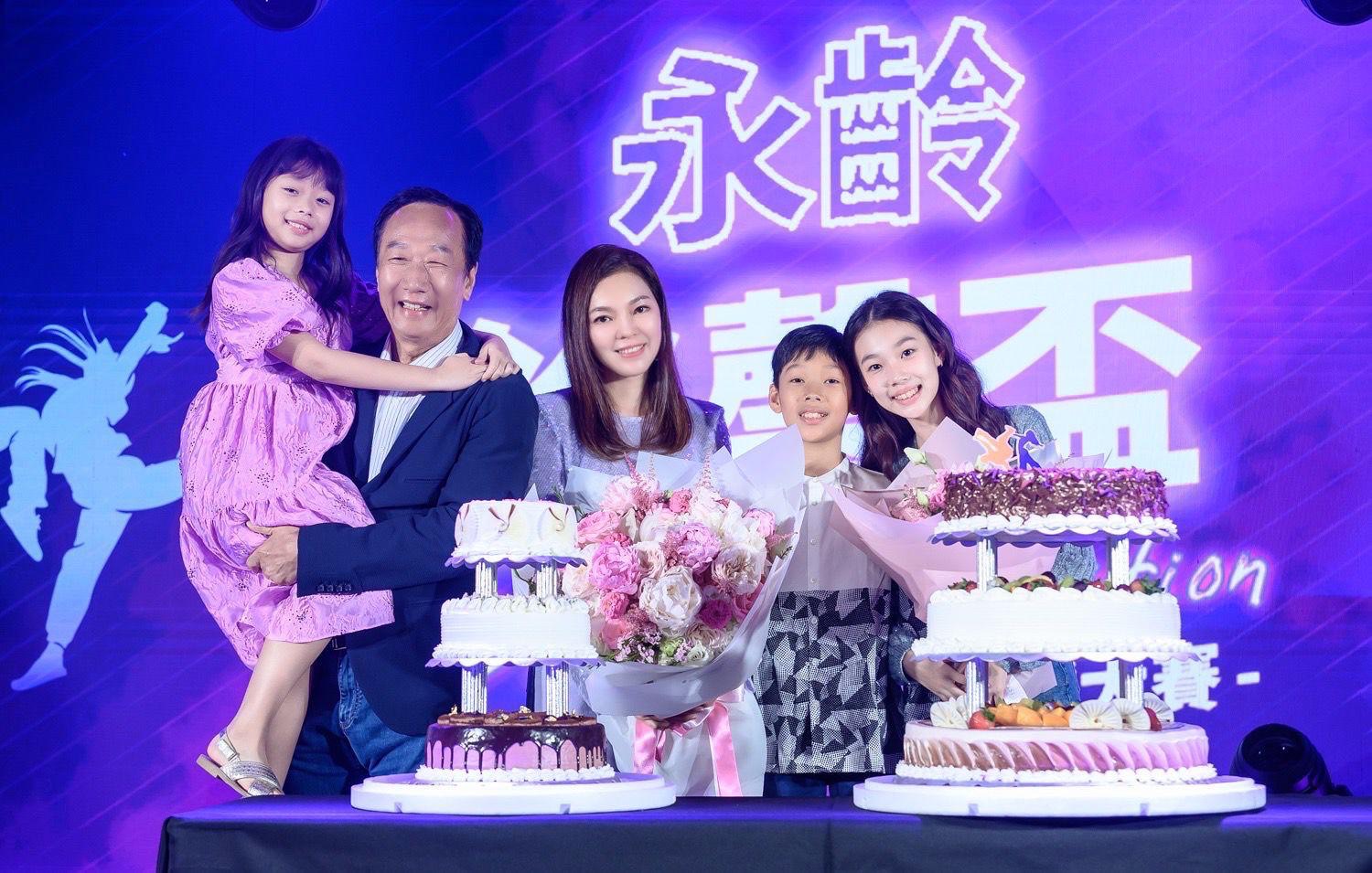 郭台銘今現身永齡銘馨盃舞蹈大賽，和曾馨瑩合體放閃。（郭台銘辦公室提供）