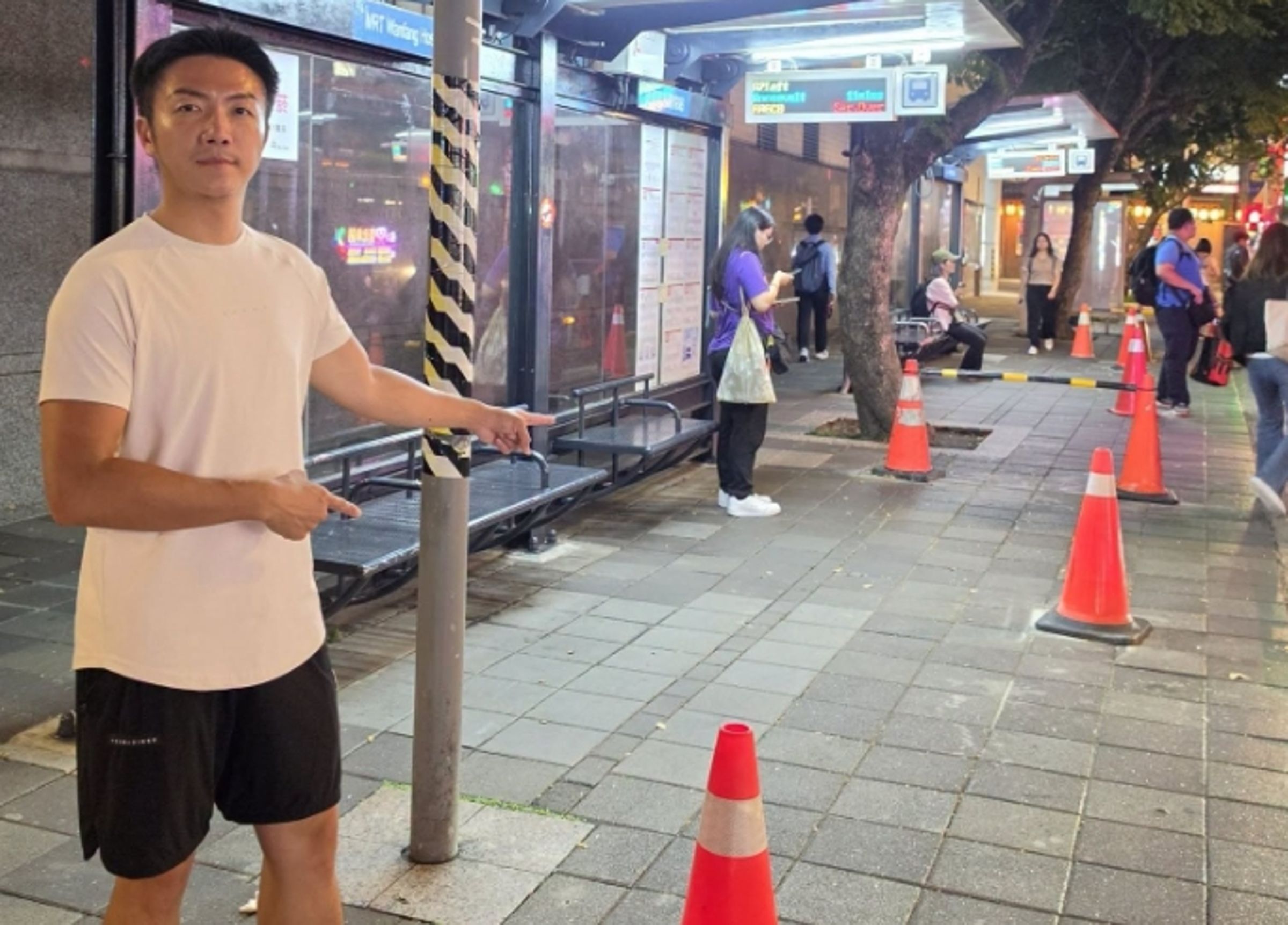 秦慧珠日前自爆,訊息遭台北市長蔣萬安不讀不回2個月,里長則爆蔣萬安,「不讀不回近3年。」(翻攝自陳峙穎臉書)