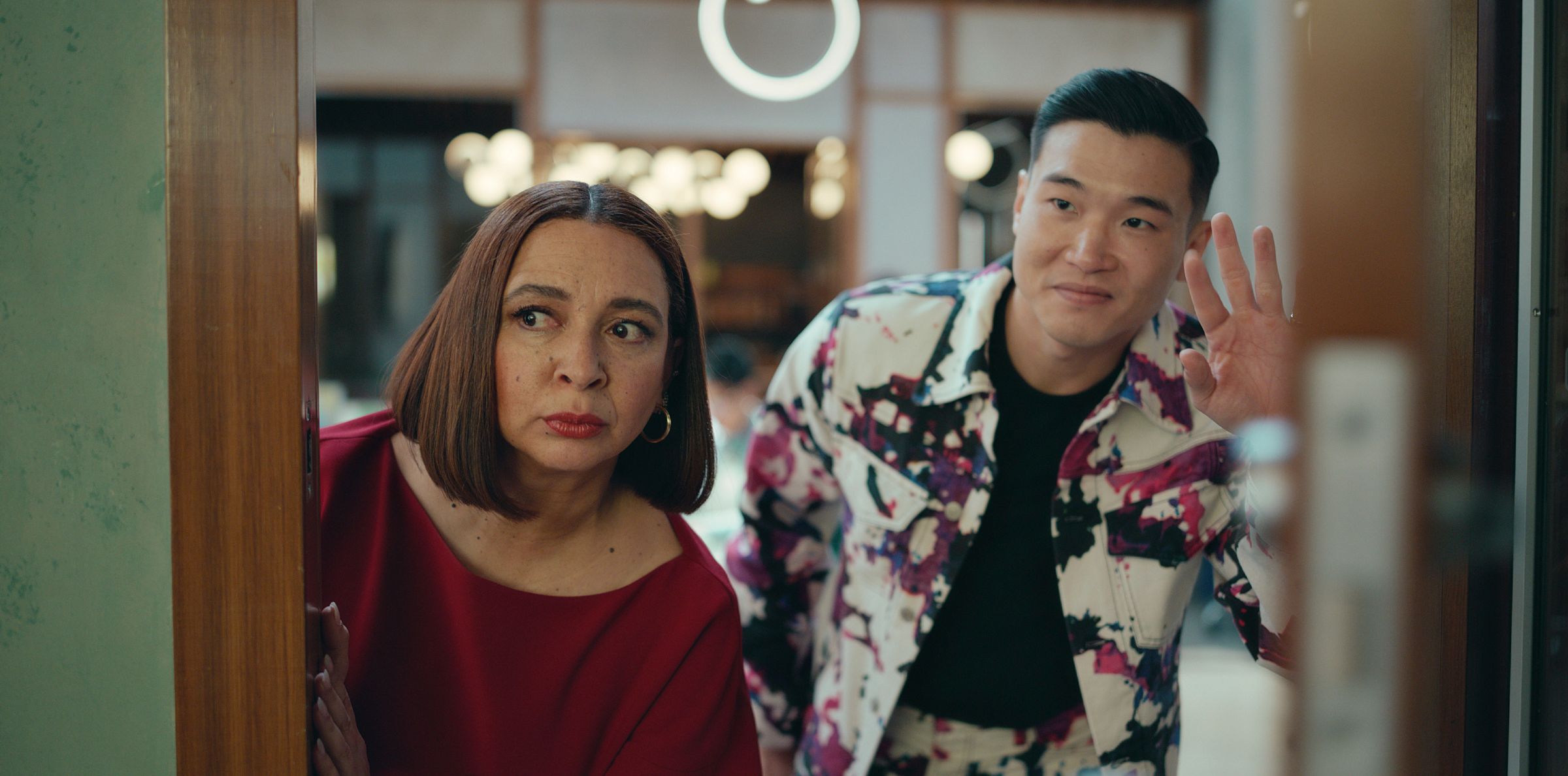 如果錢不是問題,妳想做什麼改變世界?貴婦莫莉永遠都是一時衝動,就決定跳下去做,當然害她的手下累個半死。(Apple TV+提供)