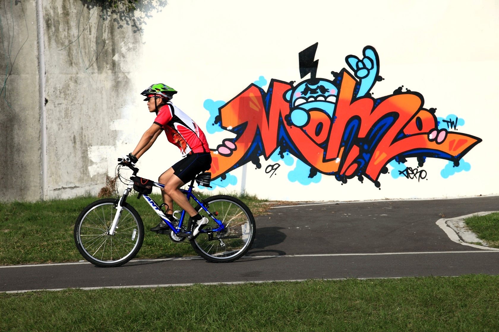 北市河濱公園內的8處堤壁塗鴉區即日起開放塗鴉。（北市水利處提供）