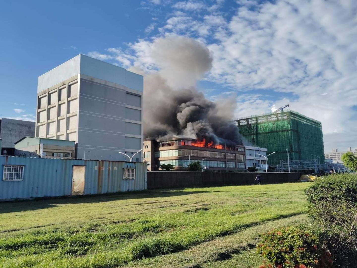 海霸王高雄工廠大火，現場濃煙密布。（翻自高雄美食地圖臉書粉專）