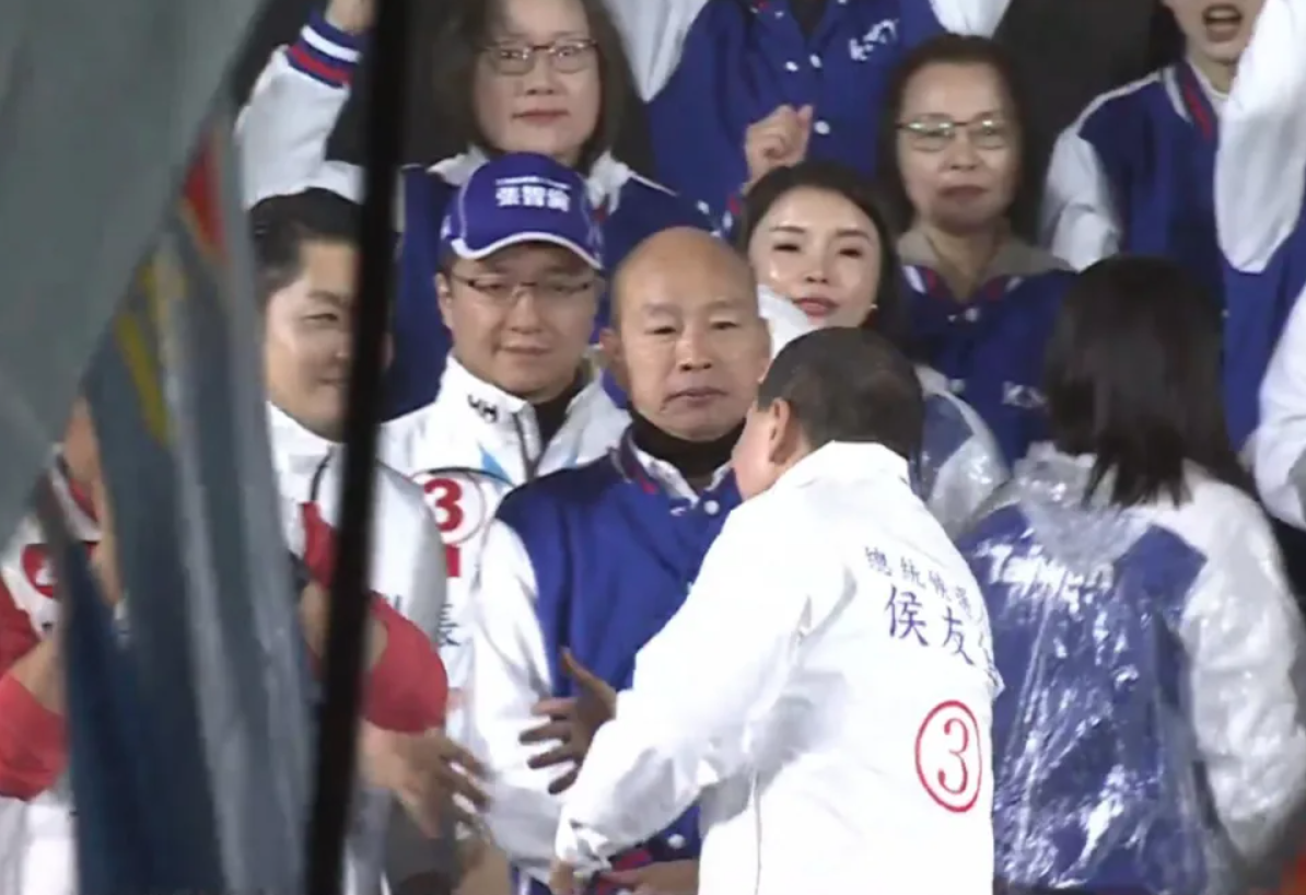 有網友指出侯友宜疑似跳過韓國瑜，直接與蔣萬安握手。（翻攝照片）