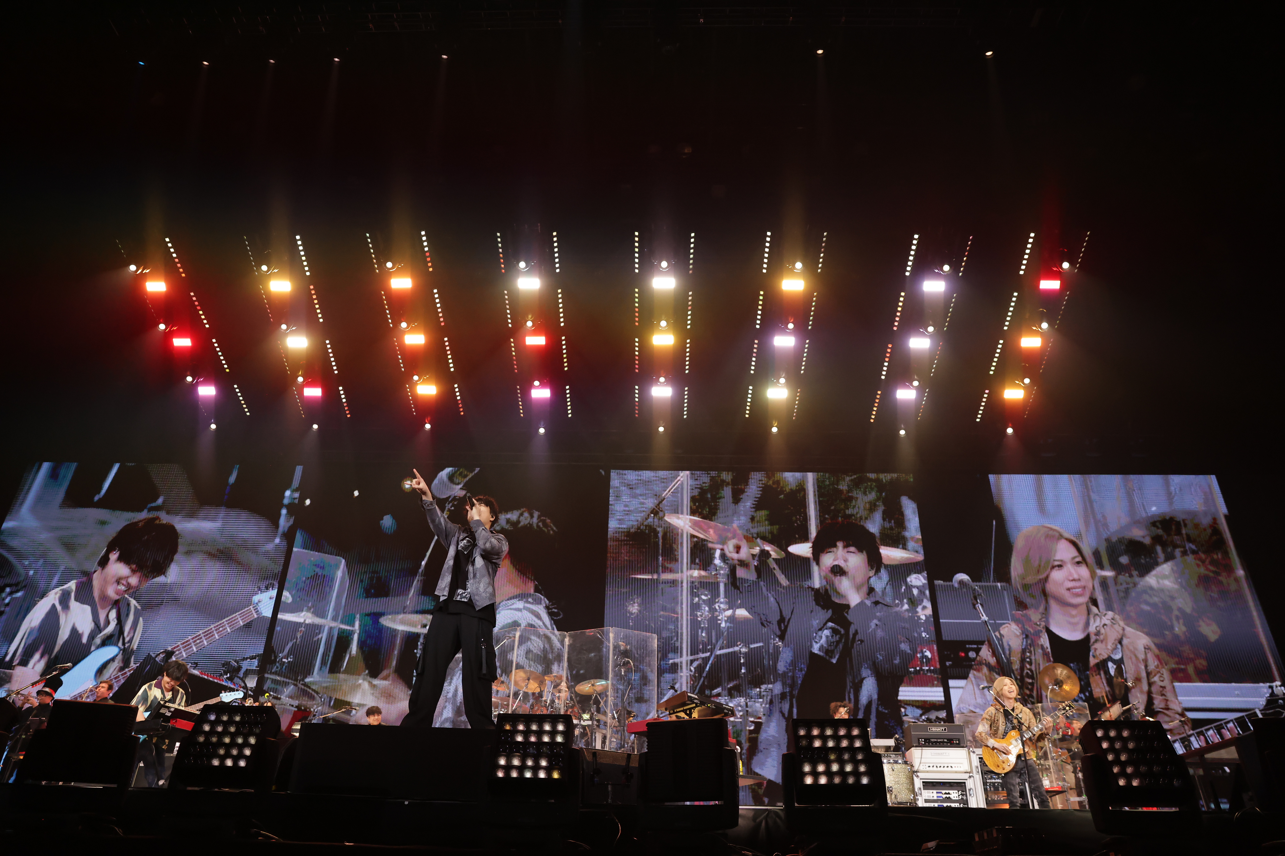 日本樂團Official鬍男dism主唱藤原聰稱讚歌迷非常熱情，多次大喊「台北最棒！」（渡邉一生　/ Kazuki watanabe攝影）