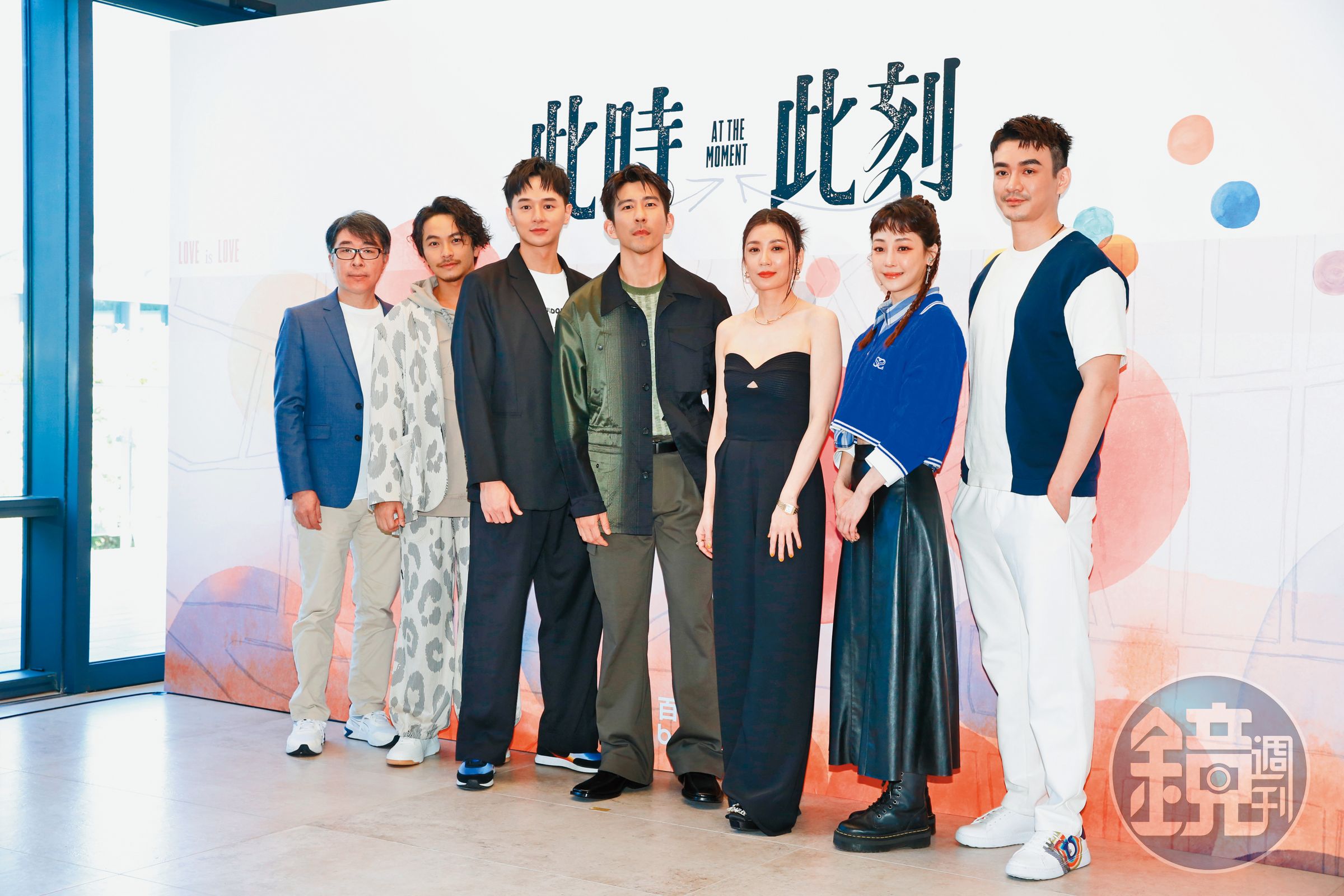 總製作人戴天易（右起）攜手演員謝欣穎、賈靜雯、修杰楷、張軒睿、楊銘威與百聿數碼執行副總洪任中，出席《此時此刻》記者會。