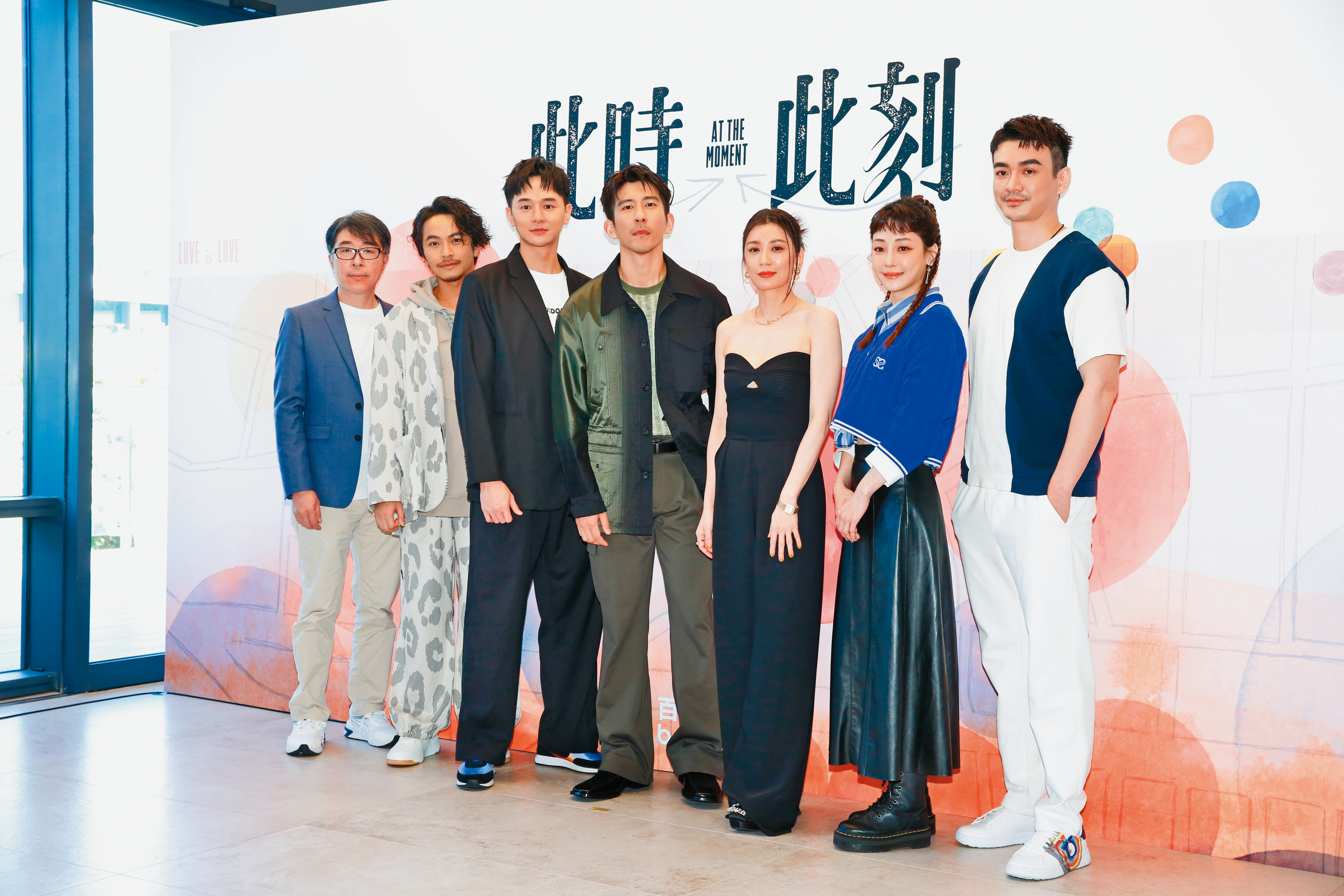 總製作人戴天易（右起）攜手演員謝欣穎、賈靜雯、修杰楷、張軒睿、楊銘威與百聿數碼執行副總洪任中，出席《此時此刻》記者會。