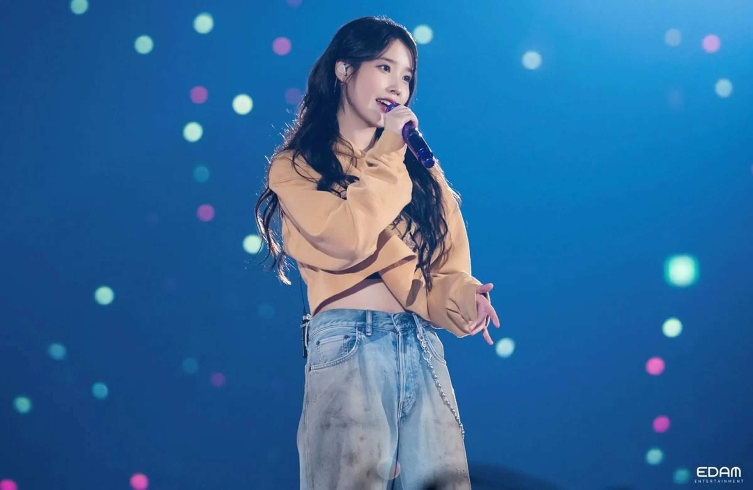 近日除了南韓歌手IU(圖)來台開演唱會,還有五月天、張學友及MAMAMOO等藝人接連開唱,民眾搶票恐遇到詐騙。(翻攝EDAM IG)