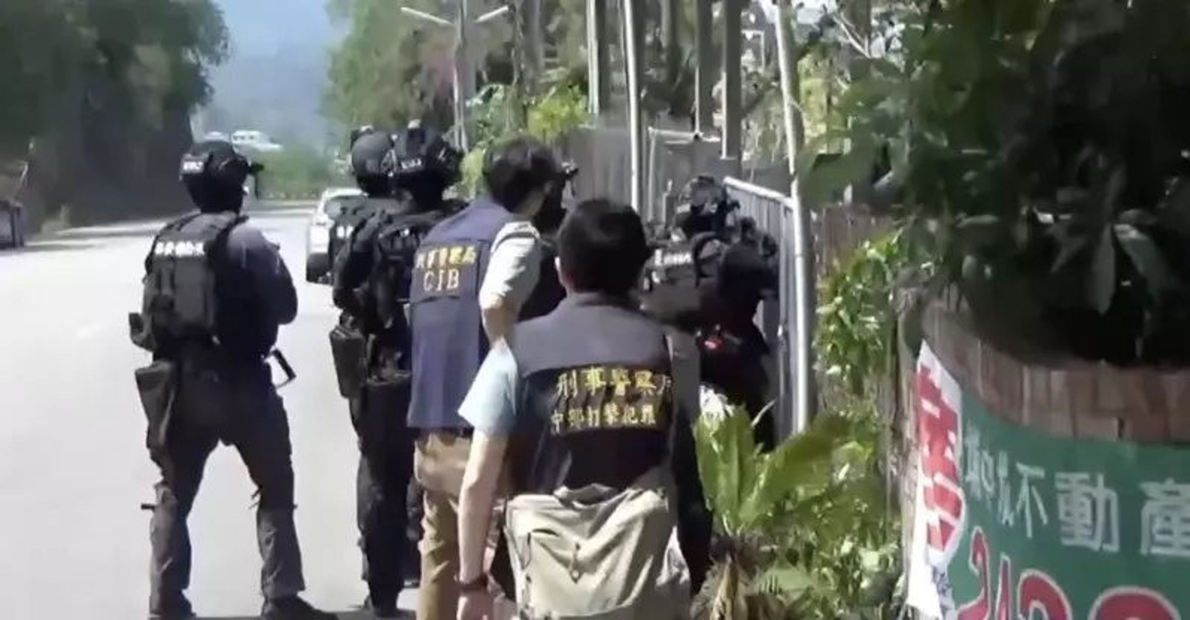 警方動員特警攻堅林嫌200坪豪宅,進行搜索。(警方提供)