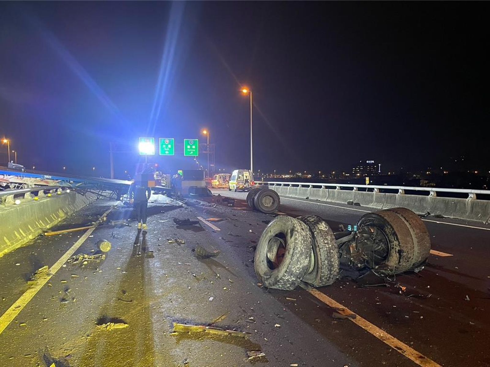 國道霧峰慘烈事故!聯結車自撞分隔島「駕駛墜橋亡」 板架脫落波及4車