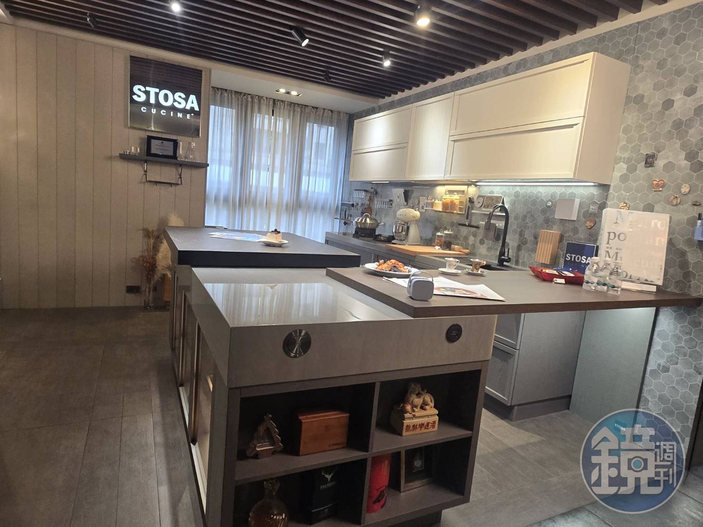 STOSA今年同步提出「Total Home」與「Top House System」概念,透過工廠預製、模組化系統家具與系統裝修,將設計延伸至玄關、客廳、書房、臥室、更衣室等全室空間。