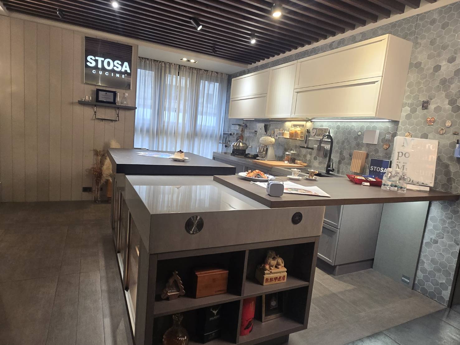 STOSA今年同步提出「Total Home」與「Top House System」概念，透過工廠預製、模組化系統家具與系統裝修，將設計延伸至玄關、客廳、書房、臥室、更衣室等全室空間。