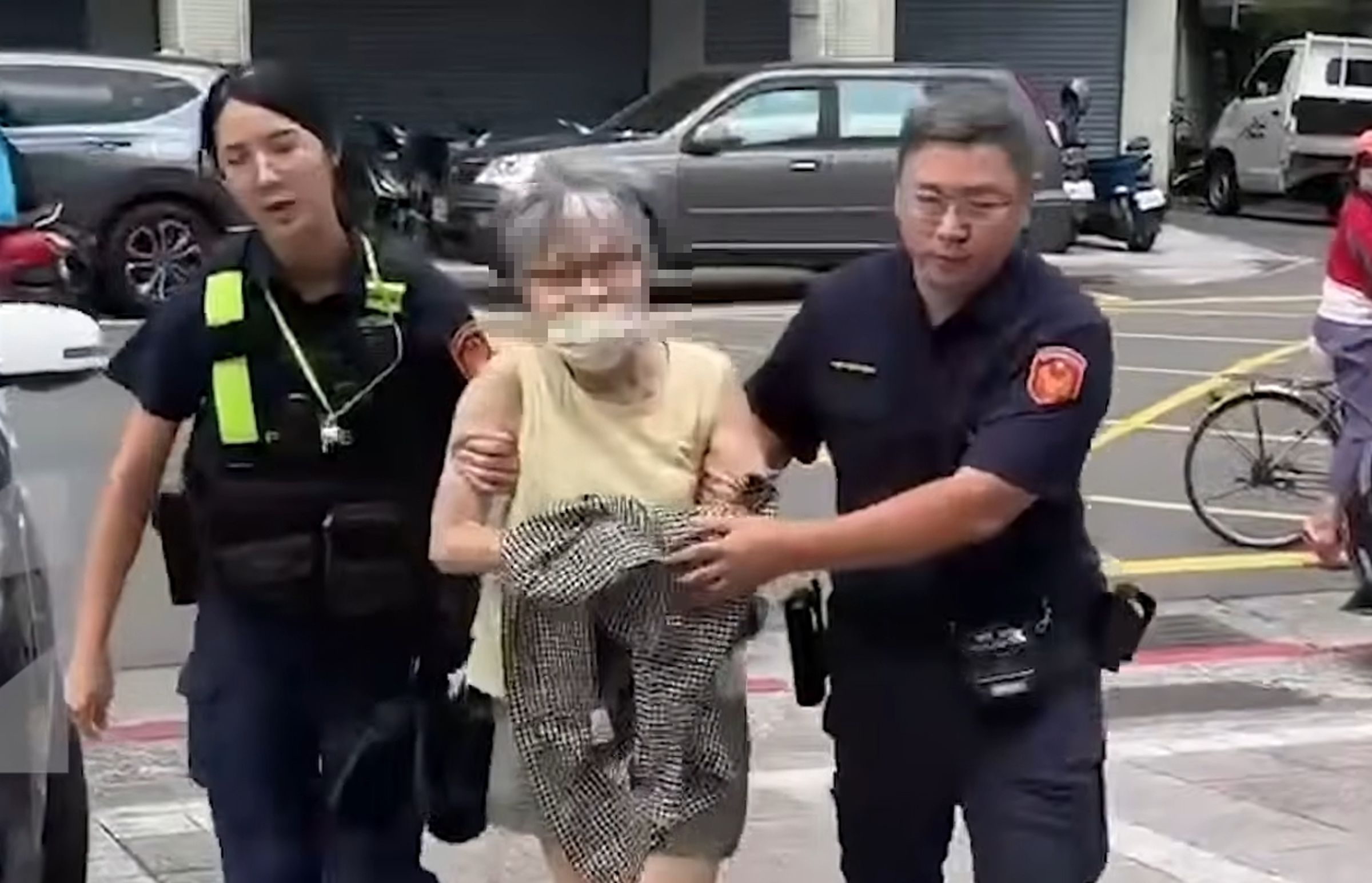 剛因在北捷要求讓座引發爭議的婦人,被發現其實是一名竊盜前科犯。(翻攝畫面)