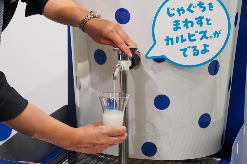 打開水龍頭就有經典風味「可爾必思」流出。(翻攝X)