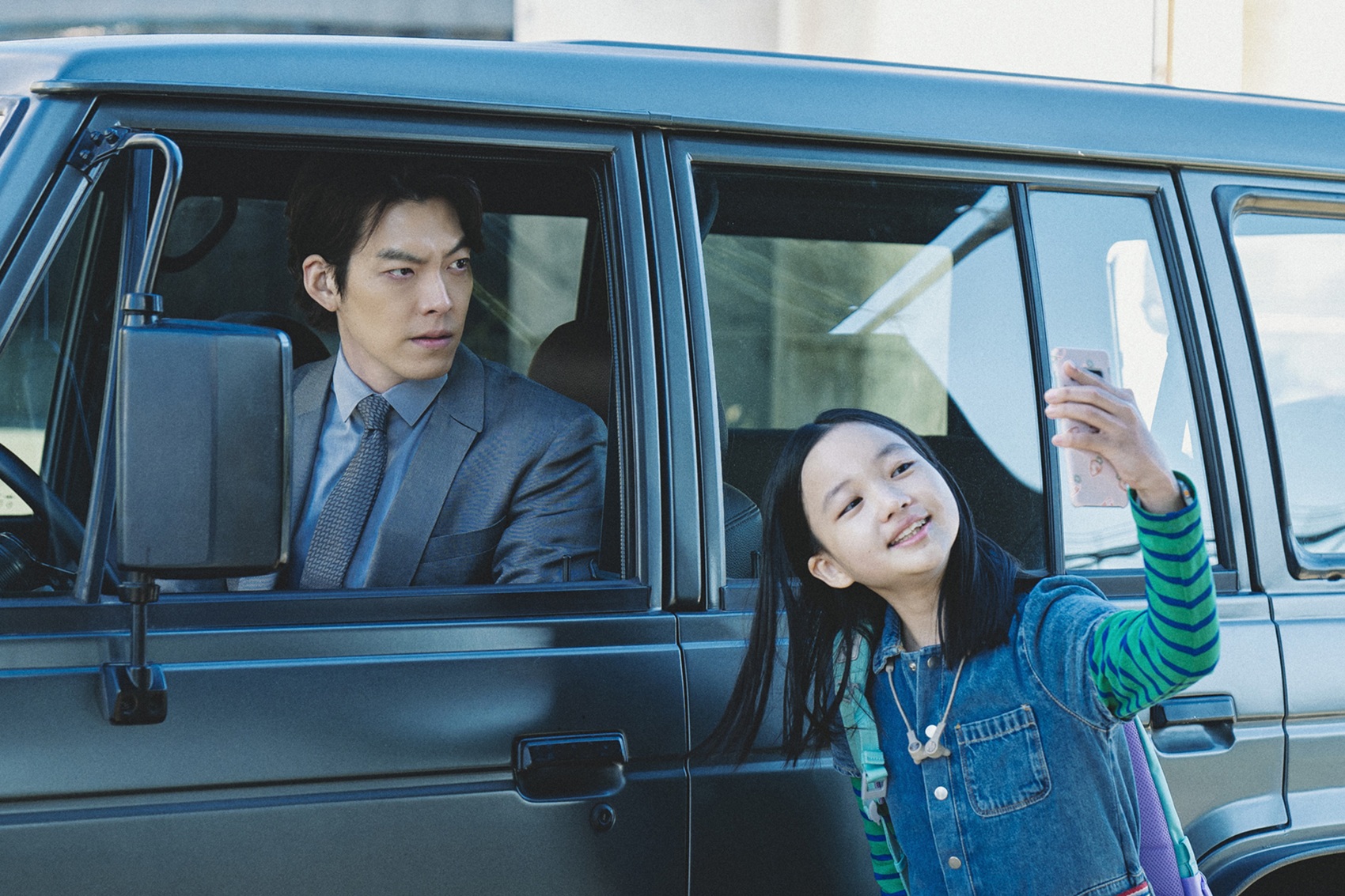 崔惟理（右）曾在《外星+人》飾演金宇彬的女兒，這次在《我和我的殭屍女兒》再合作。（車庫娛樂提供）