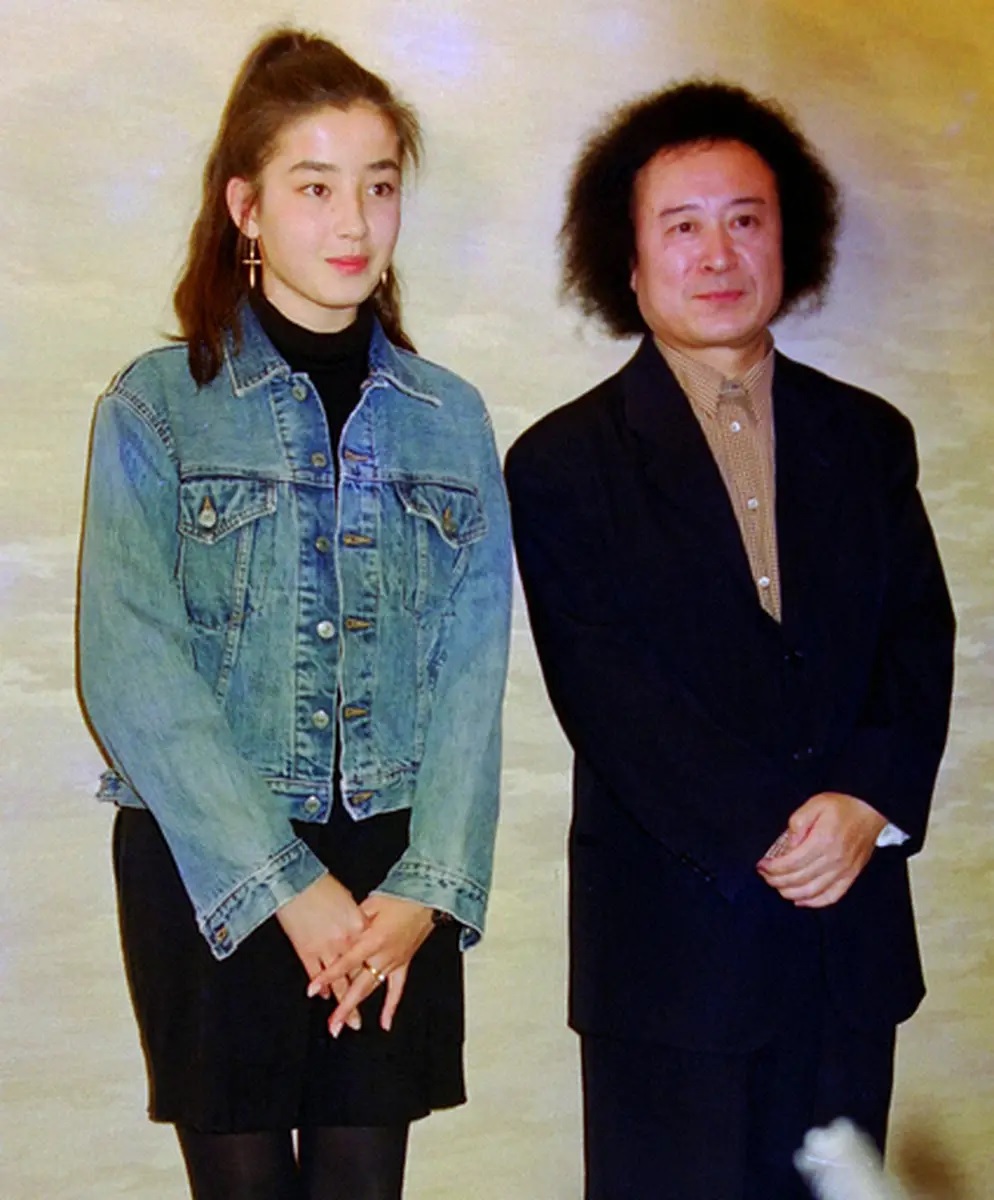 宮澤理惠(左)19歲那年在篠山掌鏡下推出全裸寫真,掀起社會現象。(翻攝自日刊體育報)
