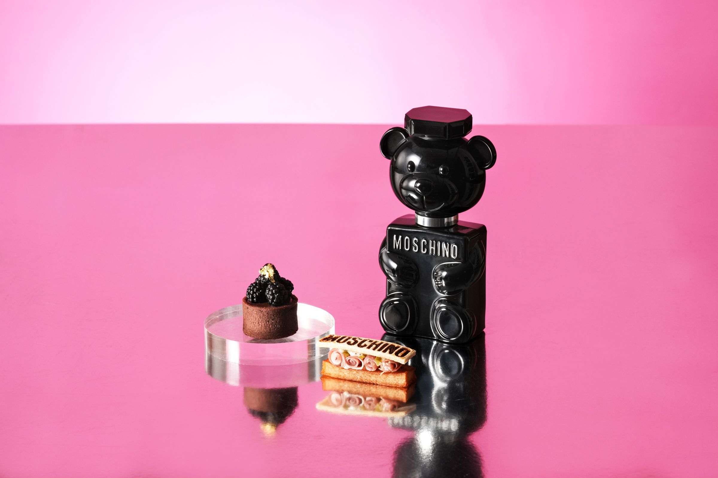 MOSCHINO TOY BOY淡香精觸發了鹹點塞拉諾松露薯塔（右）與黑莓柑曼怡巧克力塔（左）的想法。（宏亞國際提供）