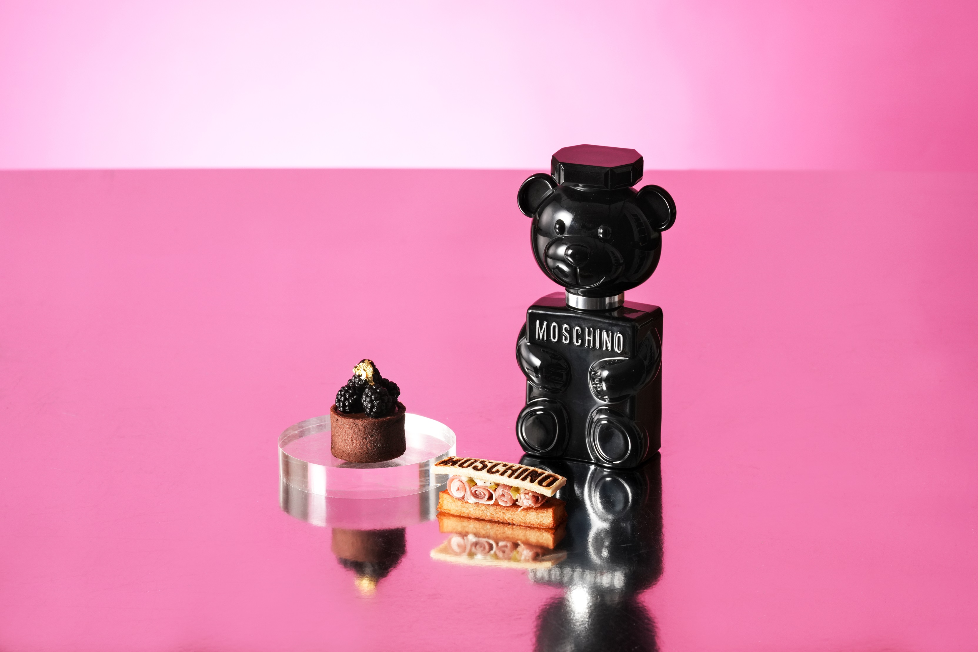 MOSCHINO TOY BOY淡香精觸發了鹹點塞拉諾松露薯塔（右）與黑莓柑曼怡巧克力塔（左）的想法。（宏亞國際提供）