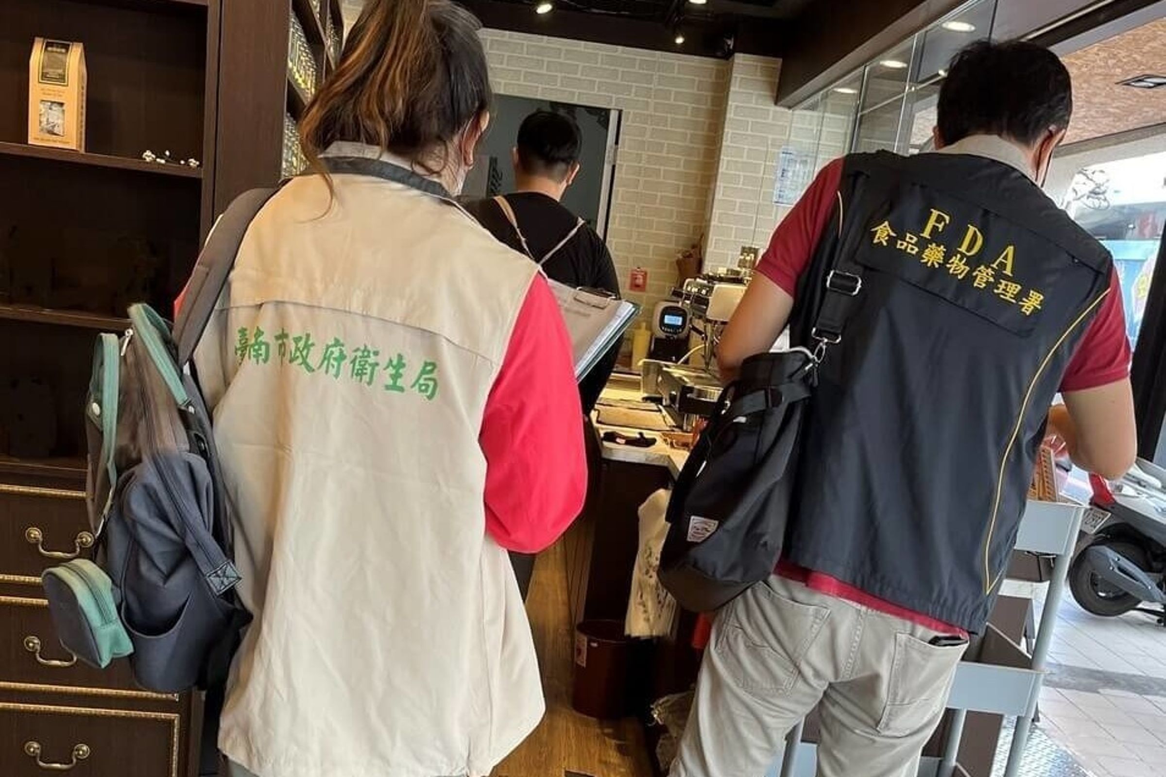 食藥署公布最新「115年現場調製飲品及冰品稽查專案」執行結果,多家業者違規。(食藥署提供)