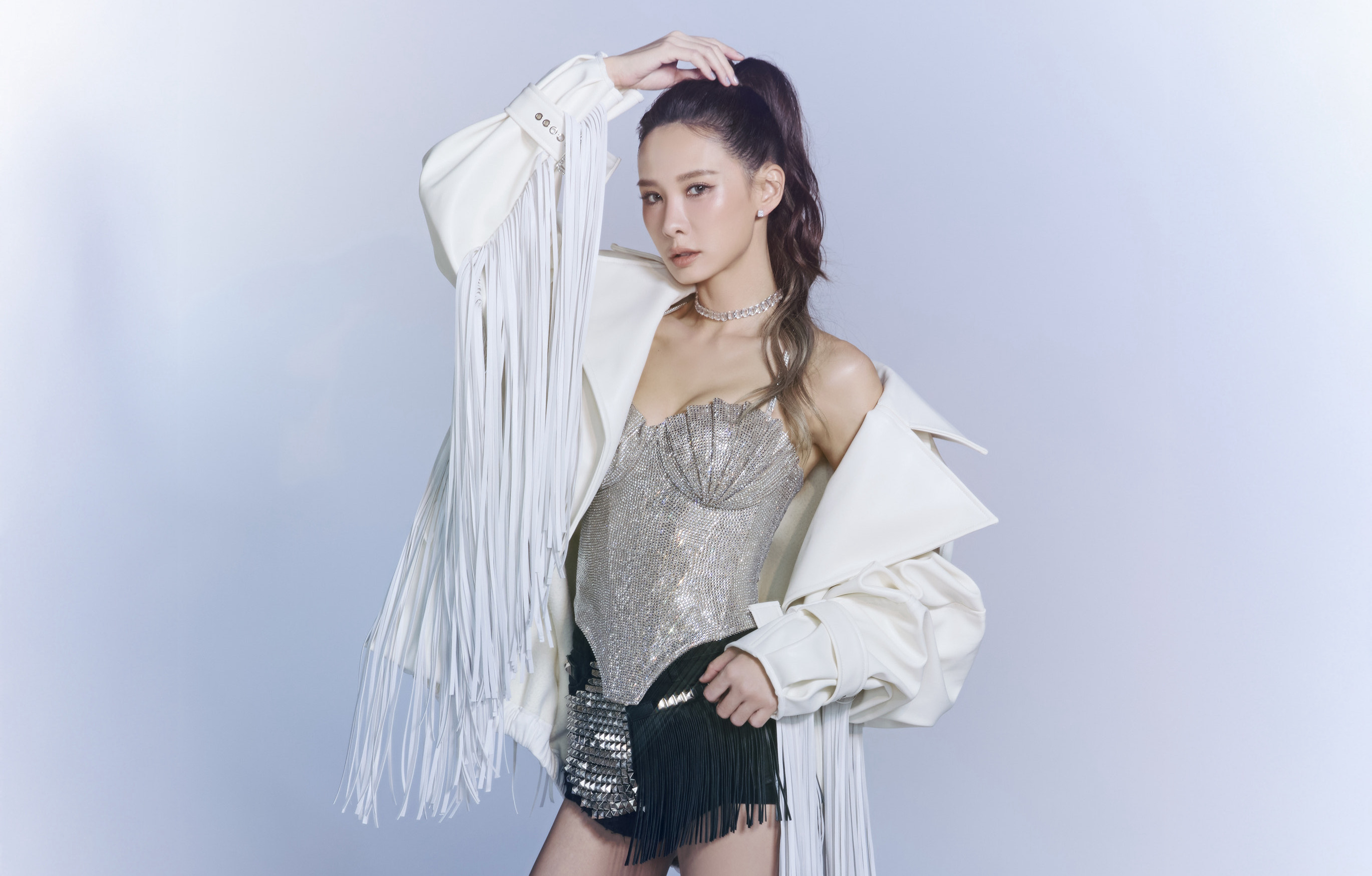 安心亞以酷帥性感兼具的造型，獨家空降2026台北最High新年城。（百鴻揚娛樂提供）