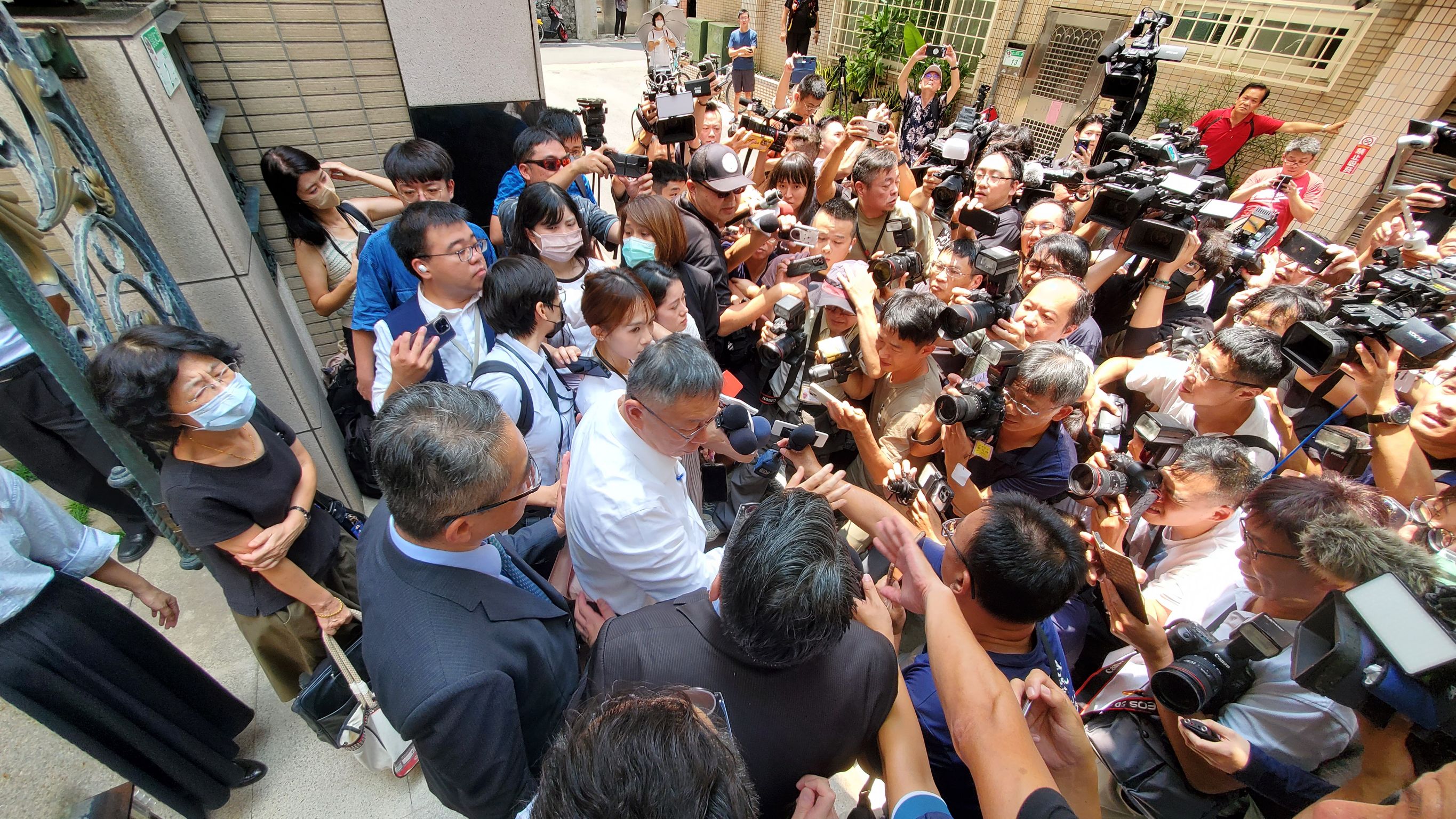 柯文哲、陳佩琪走出住家，柯被帶回偵訊，陳佩琪則是以證人身分被約談。