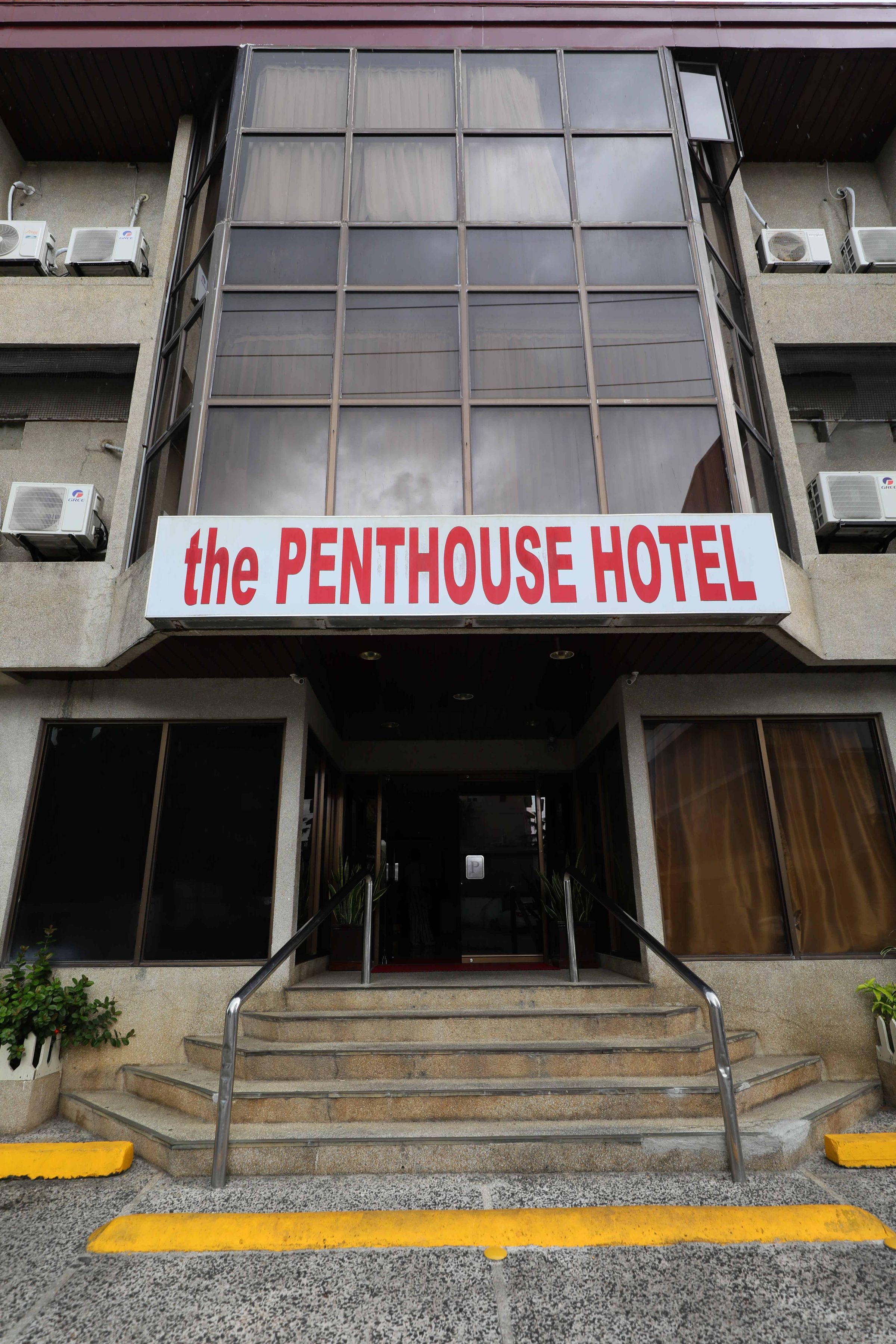 能同時喝到蝙蝠湯、豐富海鮮料理的餐廳，就藏於帛琉市區「The  Penthouse Hotel」一樓餐廳。