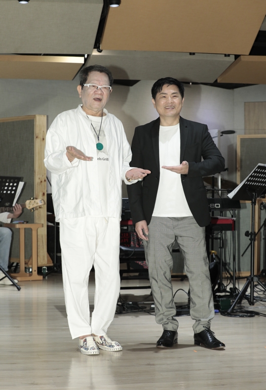鄭進一和金曲歌王蘇明淵合體為「2025真愛秀.藍寶石大歌廳」彩排。
