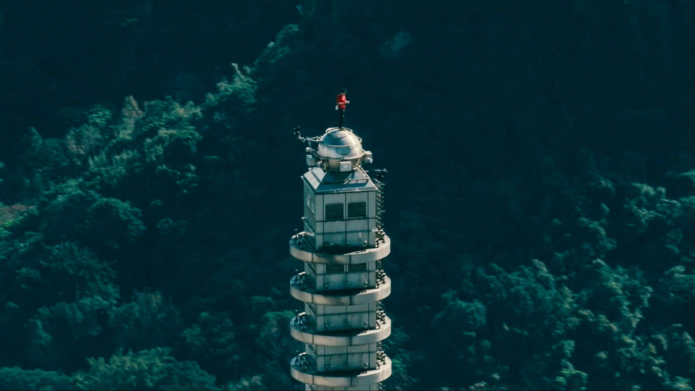 站在台北101塔尖順便自拍,艾力克斯霍諾德透露,看下去的景色很美,「美麗的城市、美麗的一天。每個人都在享受這個過程。」(Netflix提供)