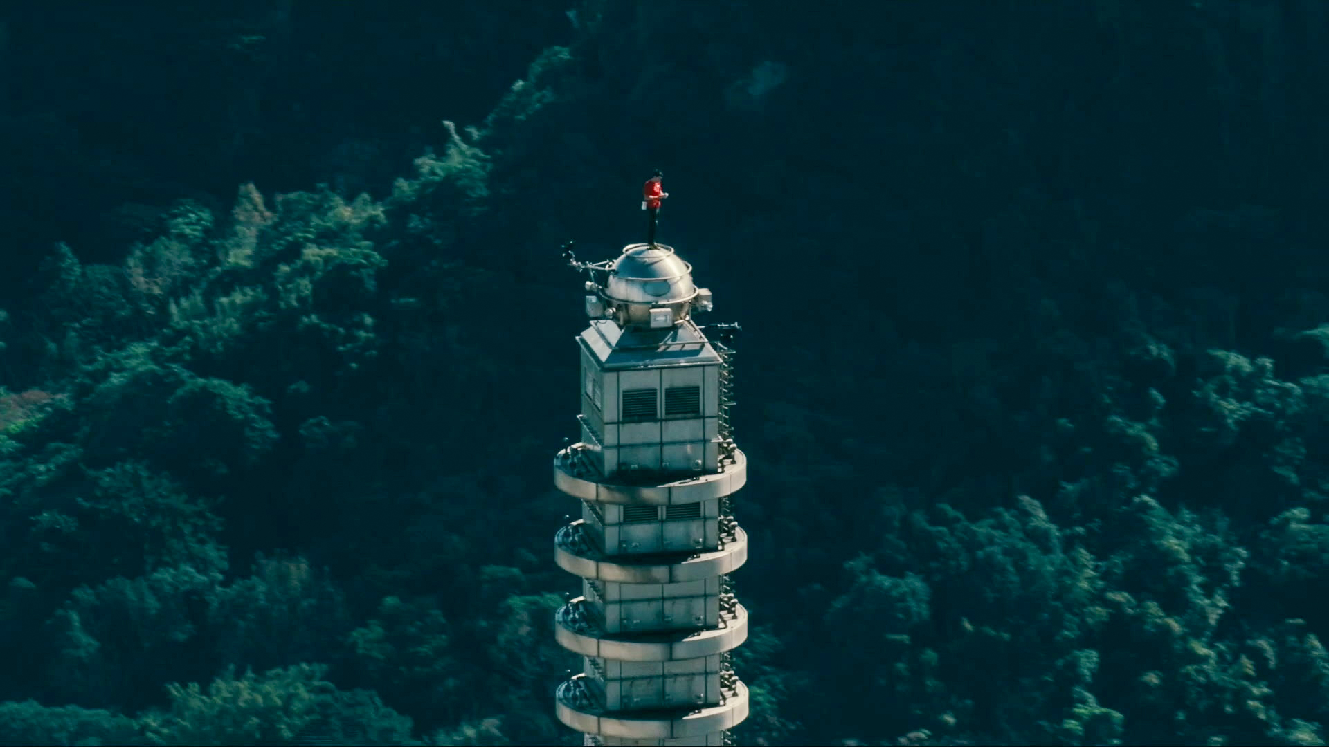 站在台北101塔尖順便自拍，艾力克斯霍諾德透露，看下去的景色很美，「美麗的城市、美麗的一天。每個人都在享受這個過程。」（Netflix提供）