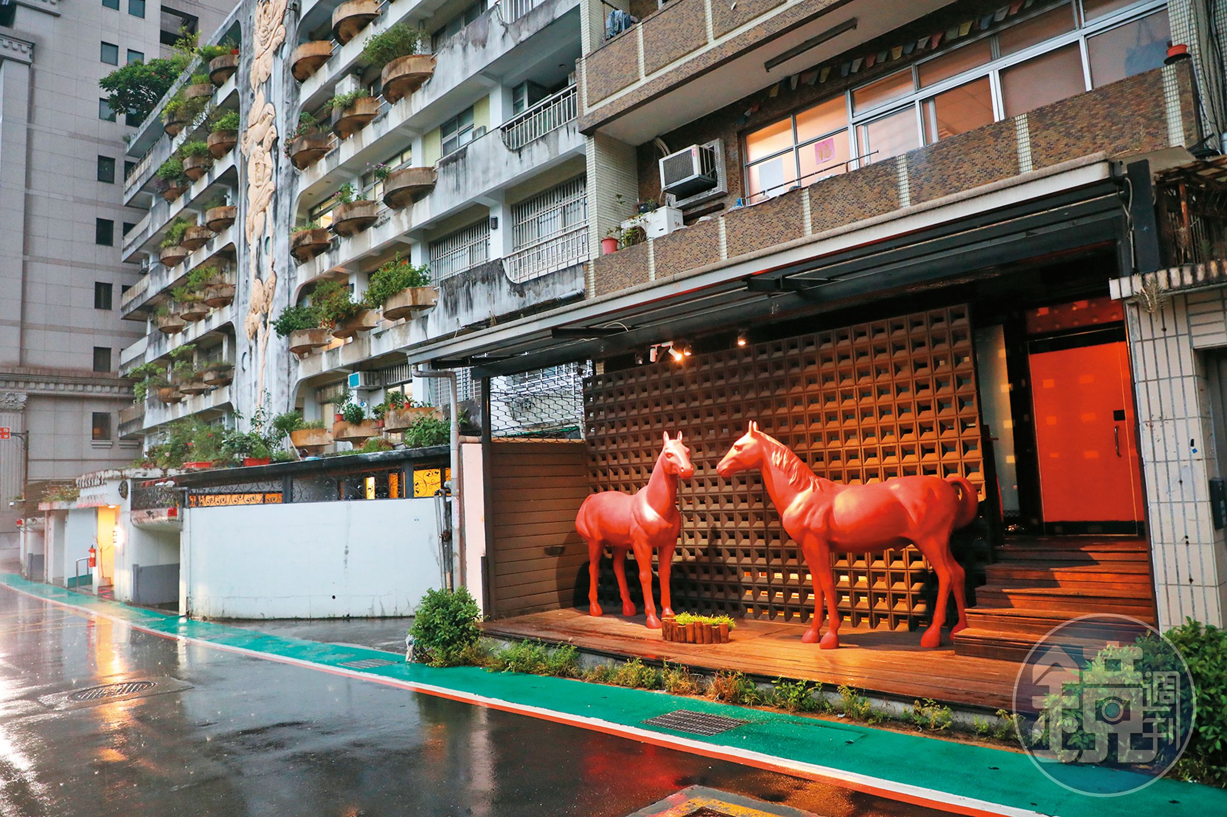 「馮記私廚」門口擺上紅色兩匹馬，象徵「馮」的二馬。