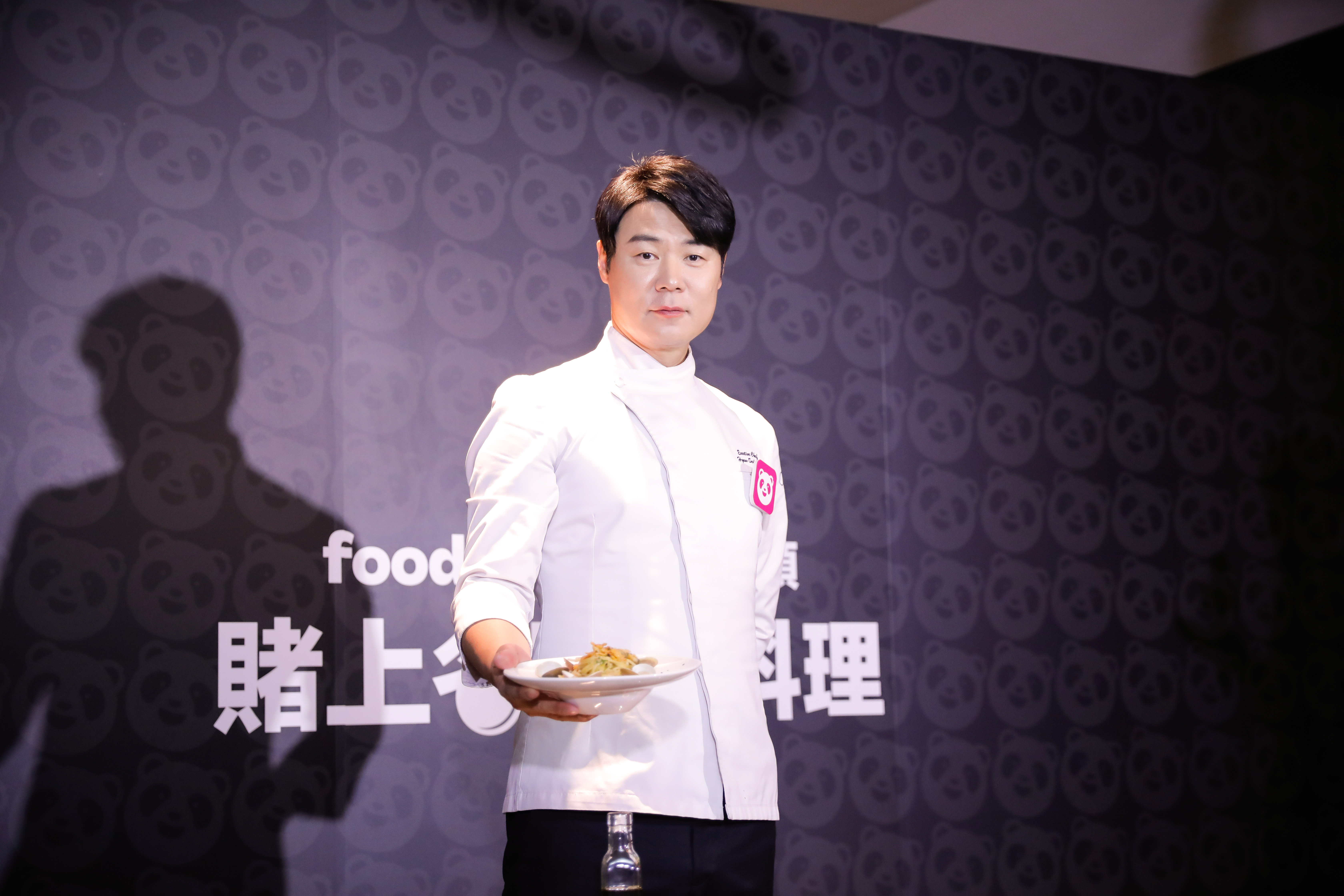 韓國知名主廚崔鉉碩端出他的著名料理「蒜香蛤蠣義大利麵」。