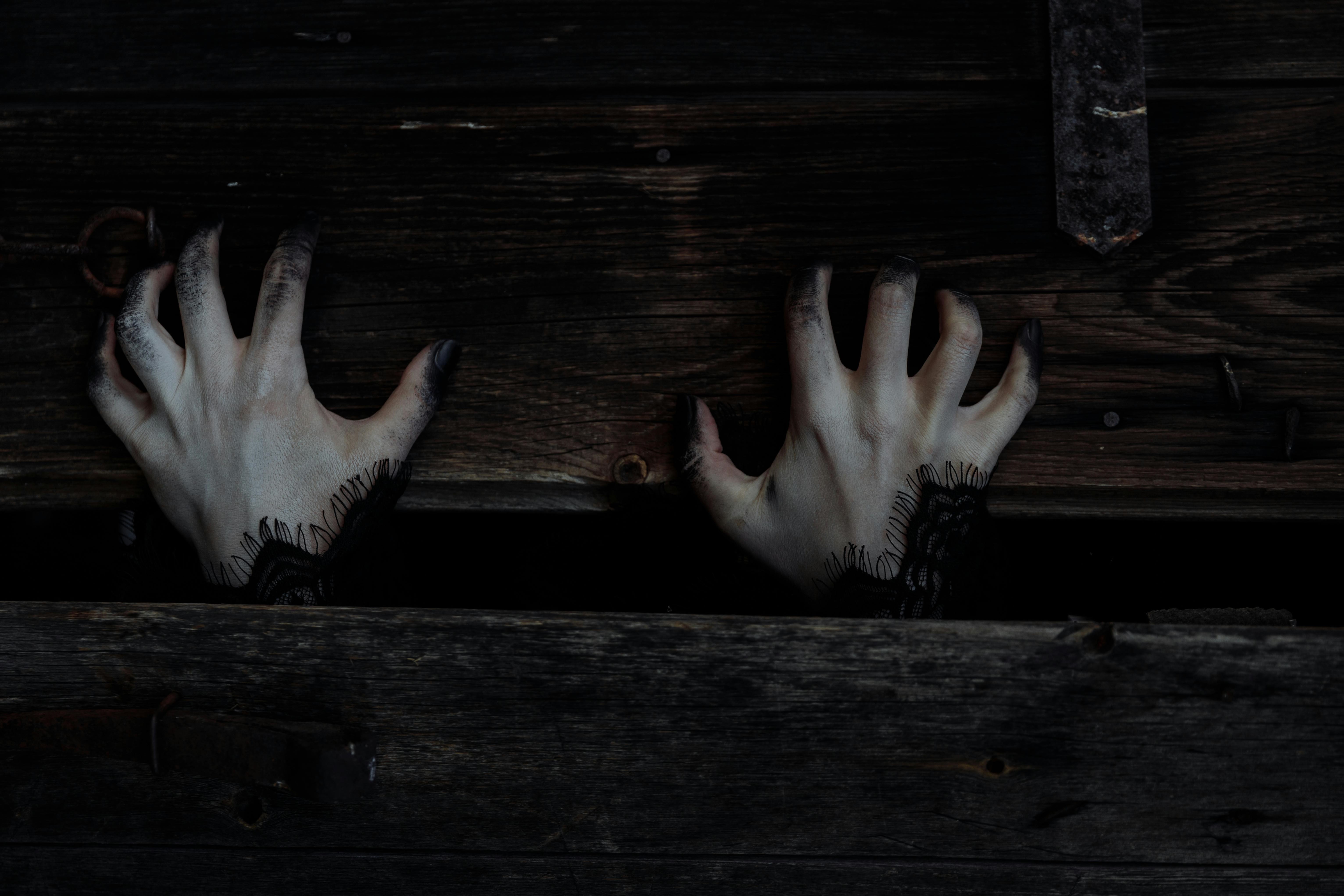 兒子回家查看後，發現家中沙發不尋常隆起，掀開一看驚見一隻手。示意圖（pexels）