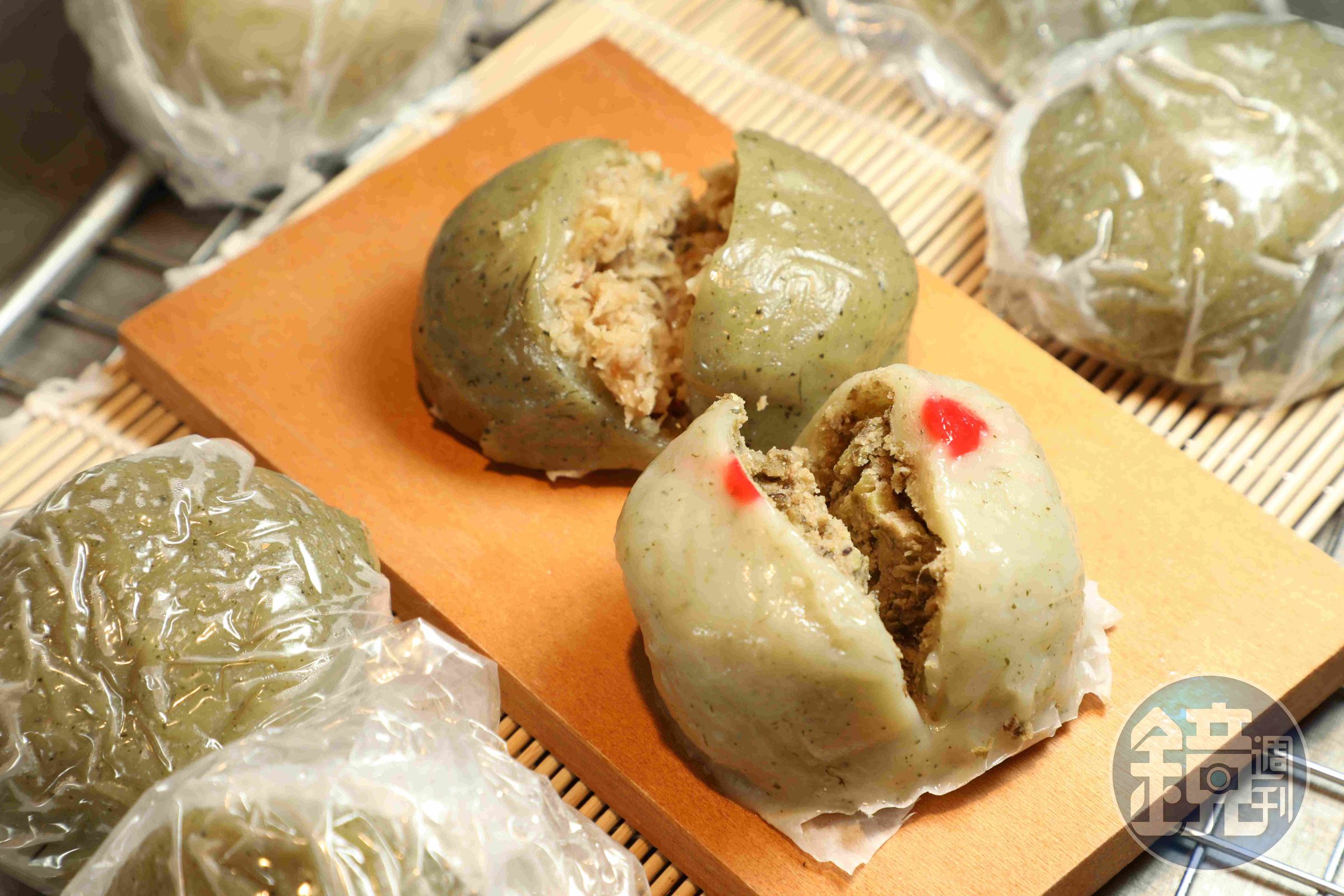 加入艾草製作的招牌「草仔粿」，有鹹綠豆和蘿蔔絲兩種口味。（皆30元／個）