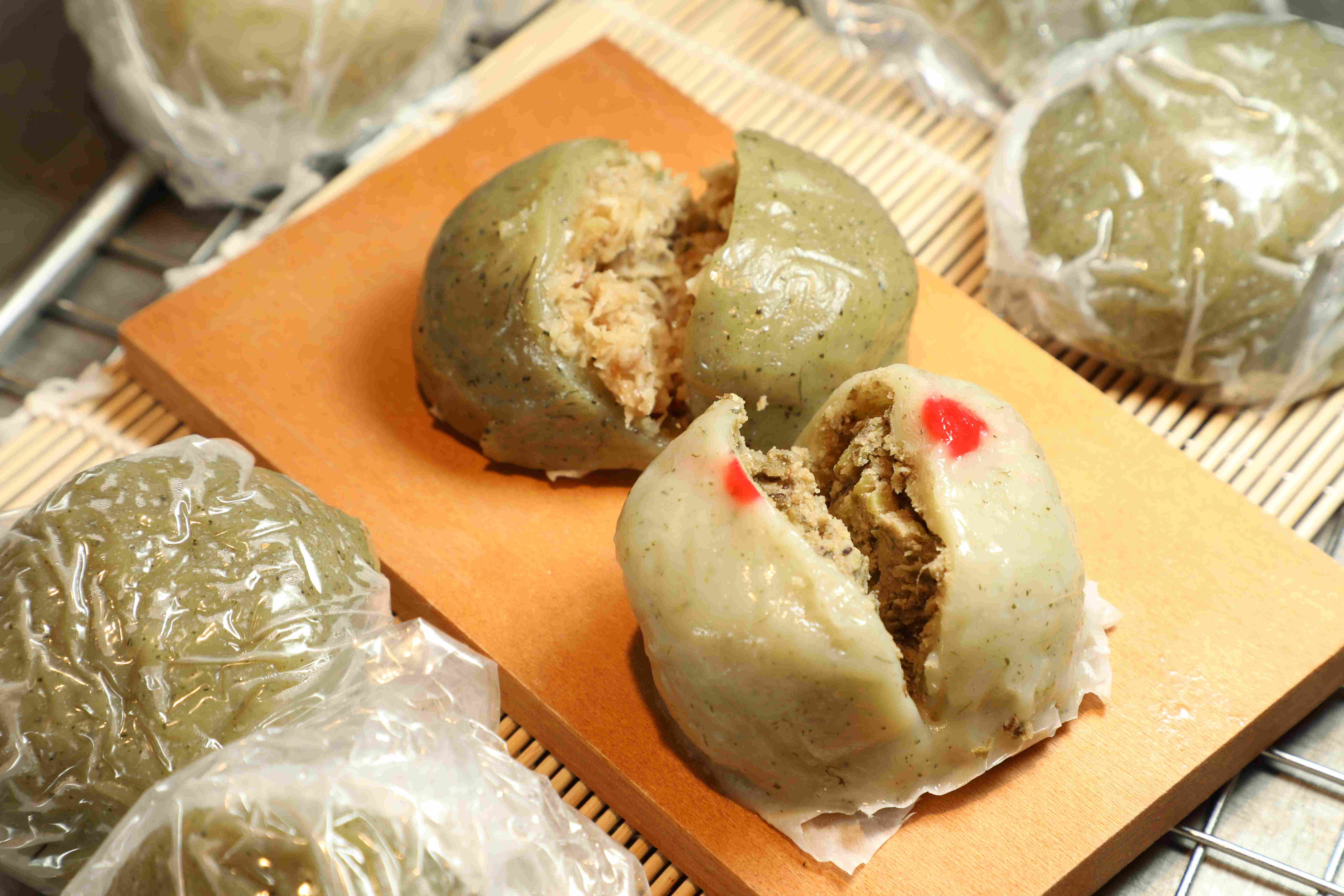 加入艾草製作的招牌「草仔粿」，有鹹綠豆和蘿蔔絲兩種口味。（皆30元／個）