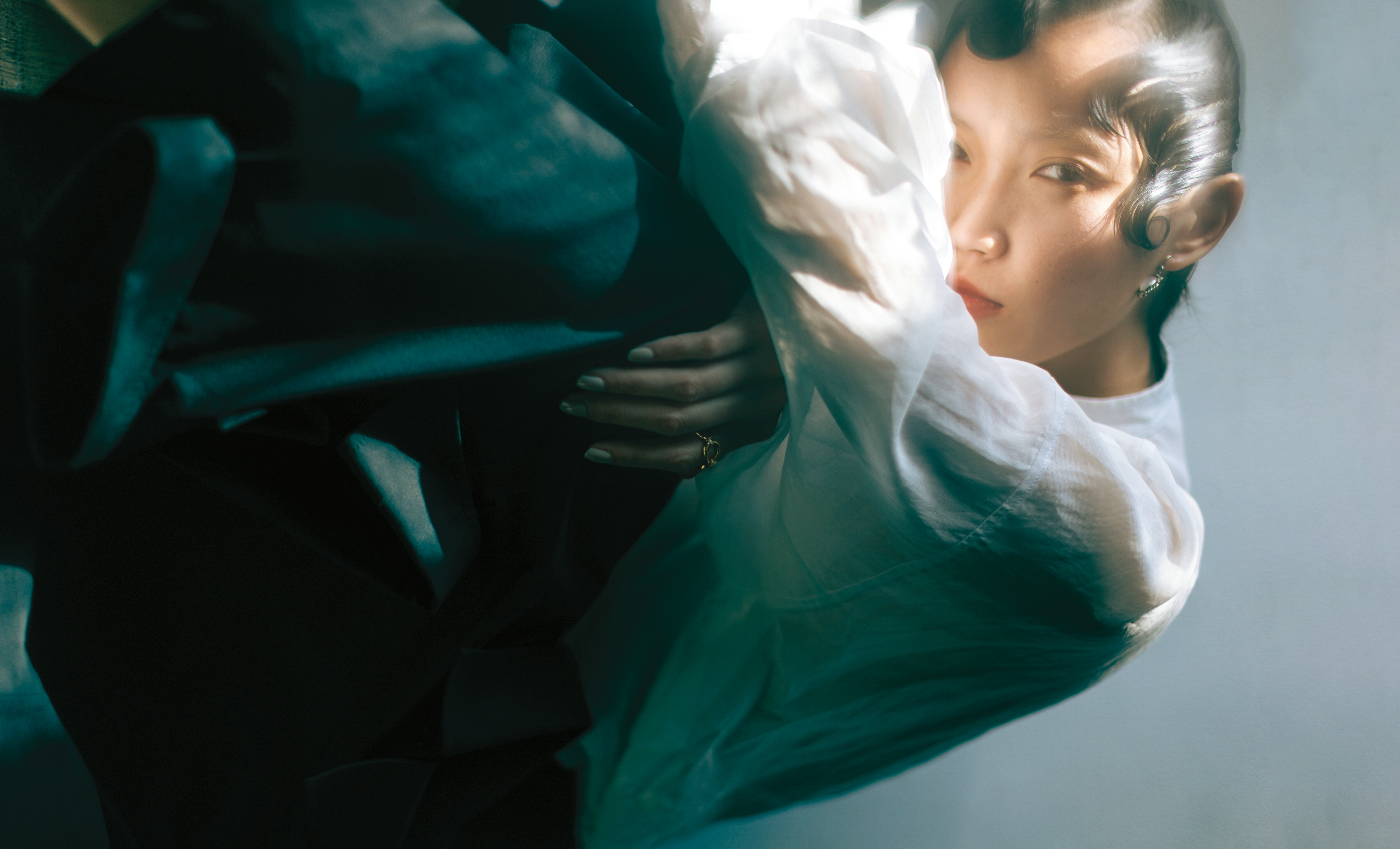 白色透紗長袖襯衫 NT$64,100 by Brunello Cucinelli  黑色襯衫衣領結構長裙 NT$119,800 by MOSCHINO；2025 Heritage月光石耳環 NT$10,900 by GEORG JENSEN  Offspring系列黃金鑽石戒指 NT$107,000 by GEORG JENSEN