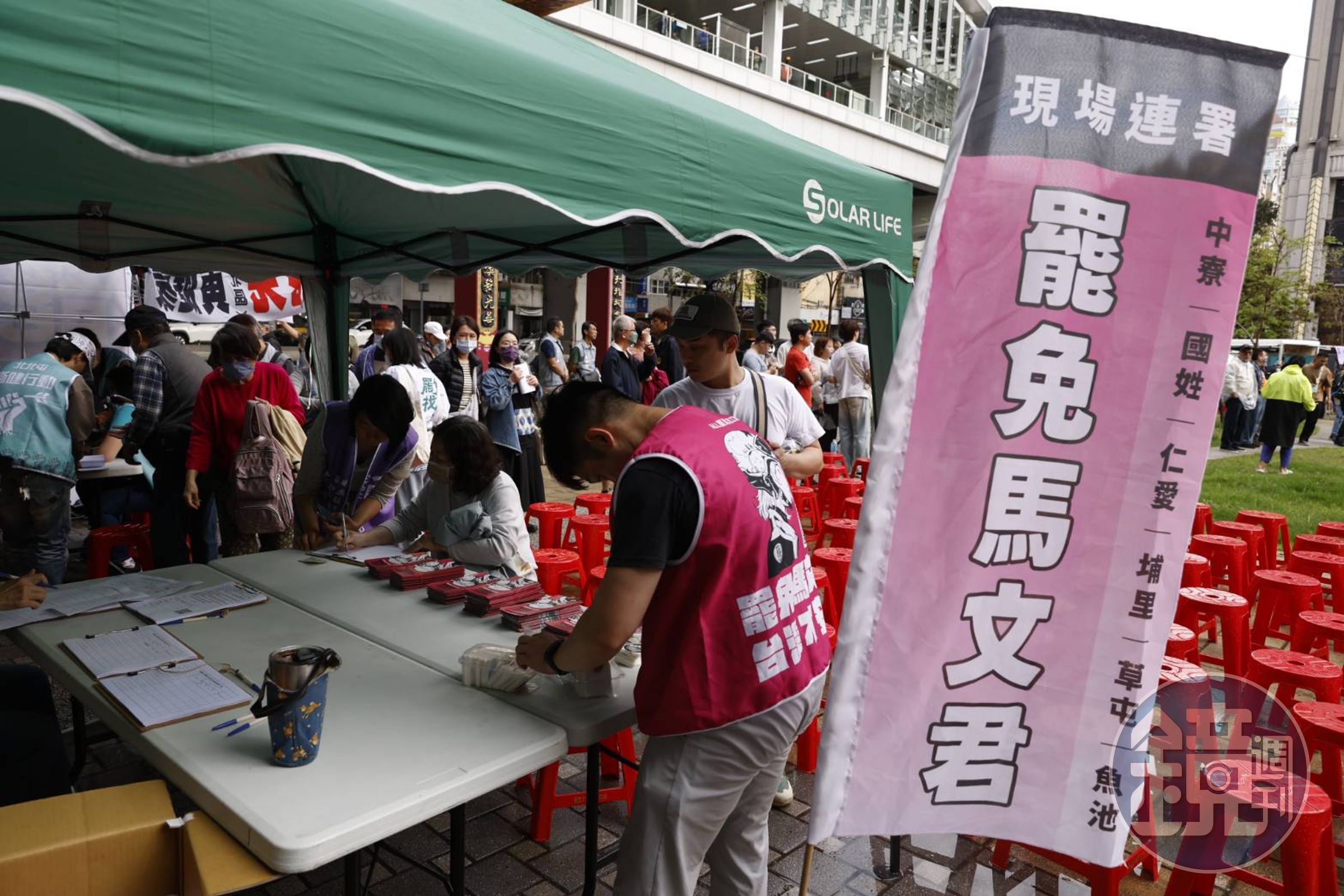 不少人高舉罷免相關海報、標語,並提供民眾簽署連署書。