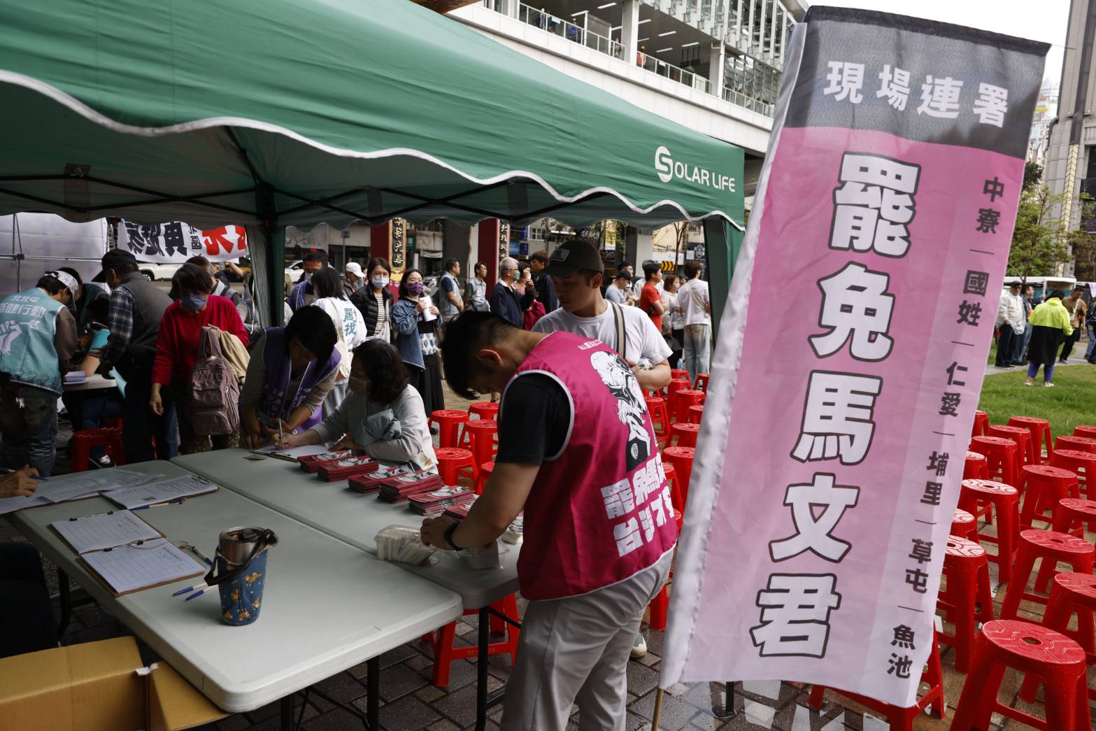 不少人高舉罷免相關海報、標語，並提供民眾簽署連署書。