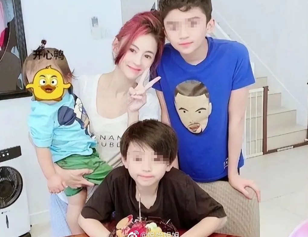 張柏芝獨自扶養3個兒子，如今沒有再拍電影，多半接綜藝及代言、業配為主。（張柏芝微博)）