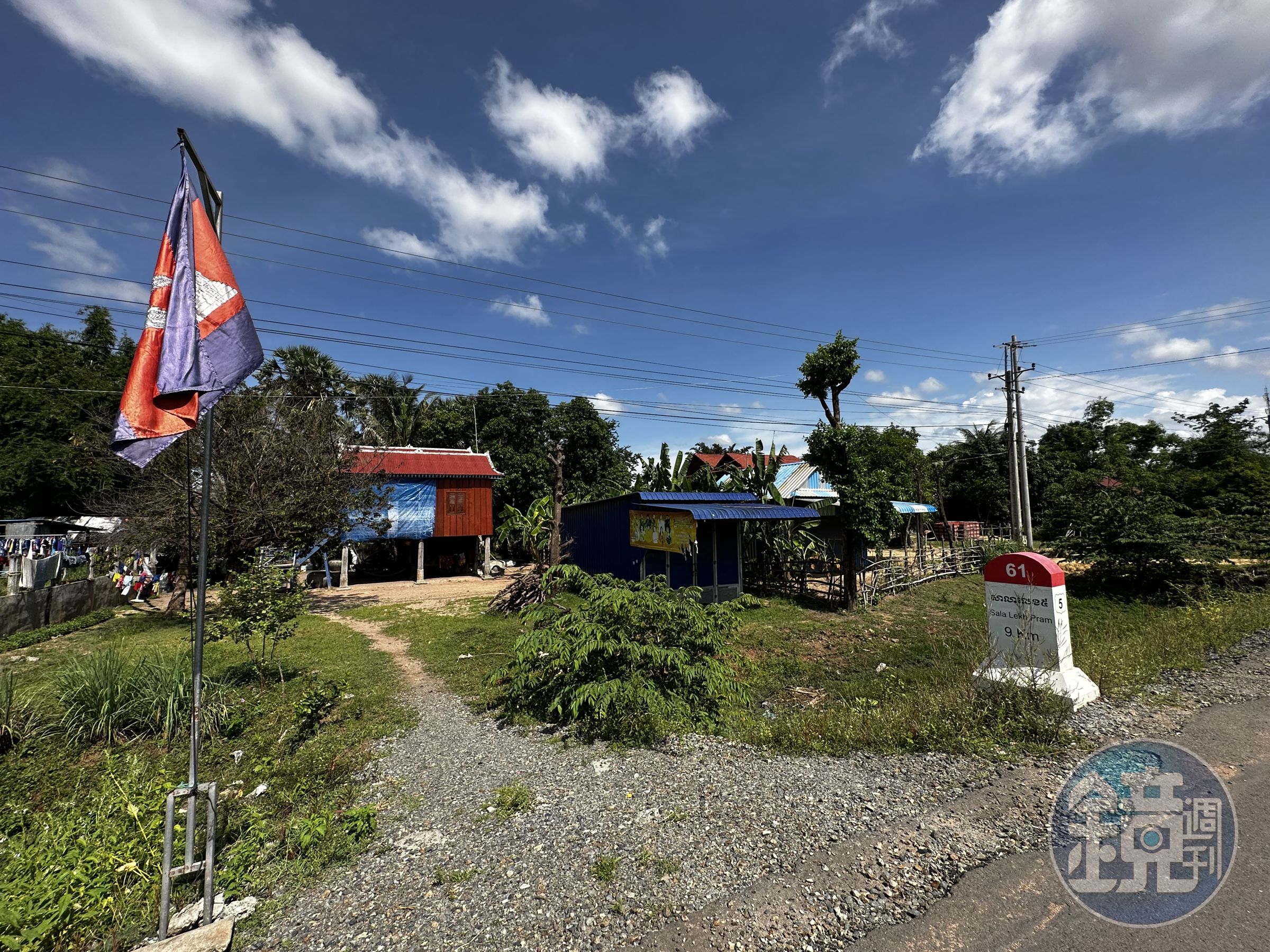 Nancy花35萬美金買的五號路61公里土地現況,一片廢墟。(讀者提供)