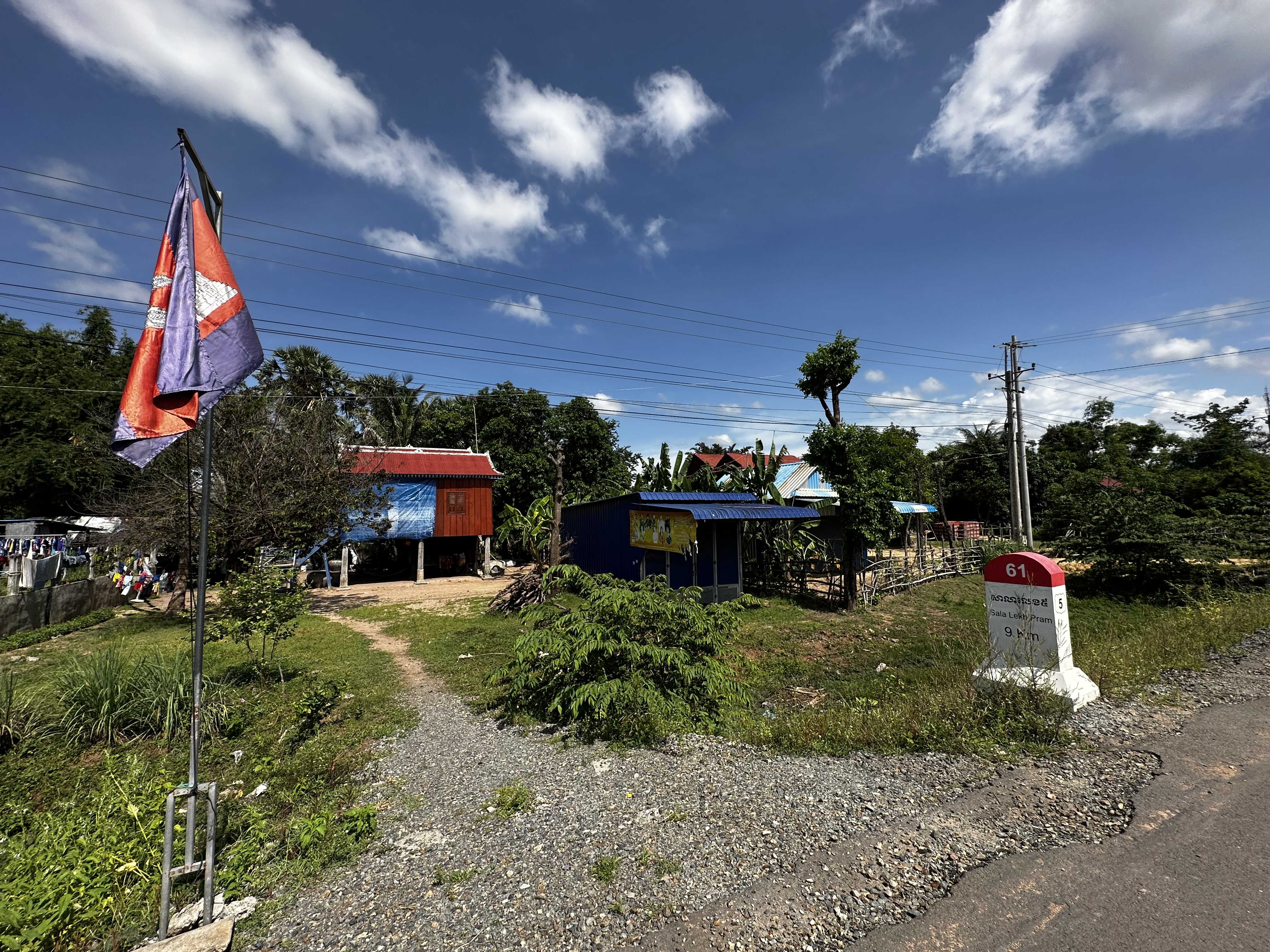 Nancy花35萬美金買的五號路61公里土地現況，一片廢墟。（讀者提供）